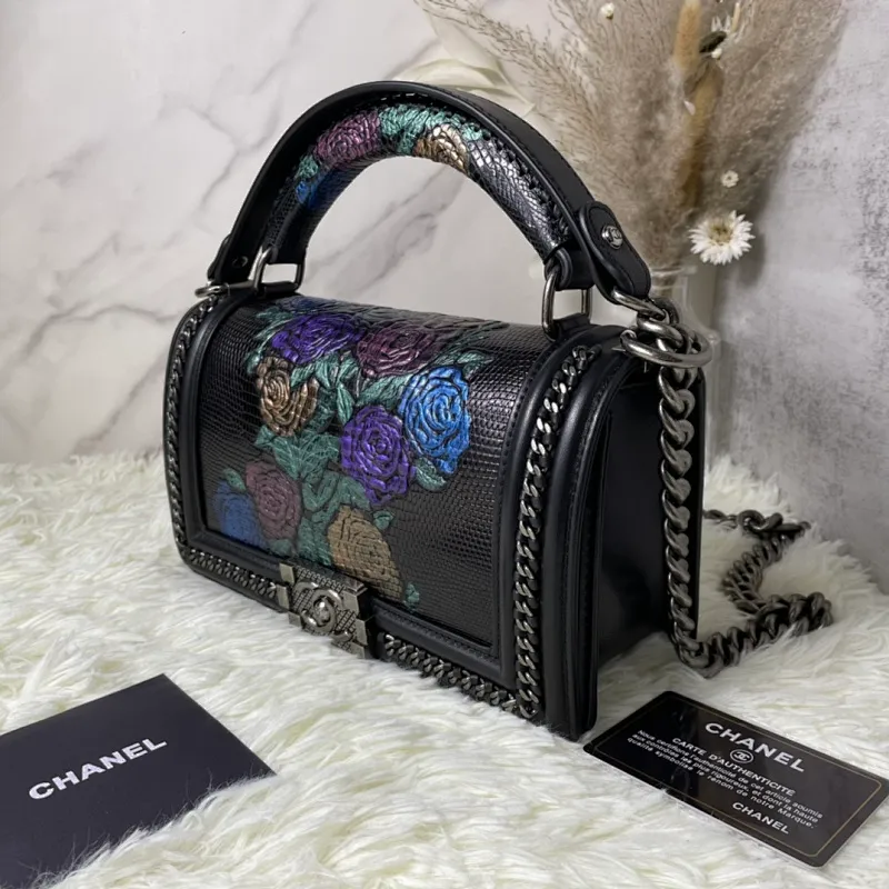 All Categories Official Website "Brand Women's Bags" Women's Bags 💙 DIOR Dior Rare Pearl Fish BOY Handle Pearl Fish Leather Bag The surroundings are purely hand-woven and equipped with retro hardware. The reason why the fully imported sheepskin lining is named "Le Boy" is mainly due to Ms. Coco's Boyish attitude. Director Karl Lagerfeld