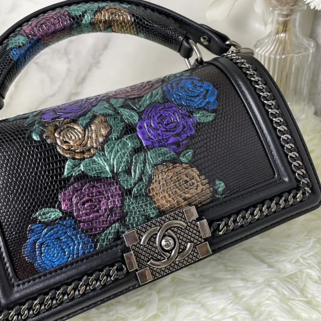 All Categories Official Website "Brand Women's Bags" Women's Bags 💙 DIOR Dior Rare Pearl Fish BOY Handle Pearl Fish Leather Bag The surroundings are purely hand-woven and equipped with retro hardware. The reason why the fully imported sheepskin lining is named "Le Boy" is mainly due to Ms. Coco's Boyish attitude. Director Karl Lagerfeld