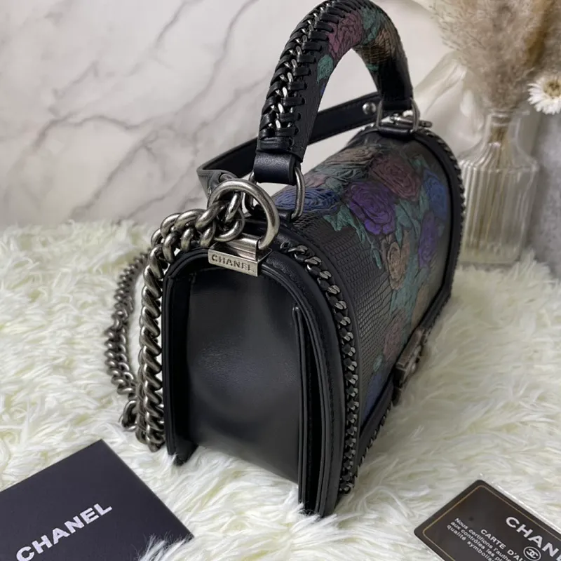 All Categories Official Website "Brand Women's Bags" Women's Bags 💙 DIOR Dior Rare Pearl Fish BOY Handle Pearl Fish Leather Bag The surroundings are purely hand-woven and equipped with retro hardware. The reason why the fully imported sheepskin lining is named "Le Boy" is mainly due to Ms. Coco's Boyish attitude. Director Karl Lagerfeld