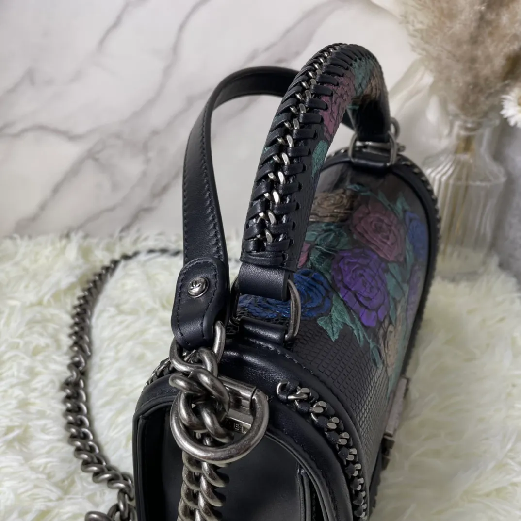 All Categories Official Website "Brand Women's Bags" Women's Bags 💙 DIOR Dior Rare Pearl Fish BOY Handle Pearl Fish Leather Bag The surroundings are purely hand-woven and equipped with retro hardware. The reason why the fully imported sheepskin lining is named "Le Boy" is mainly due to Ms. Coco's Boyish attitude. Director Karl Lagerfeld