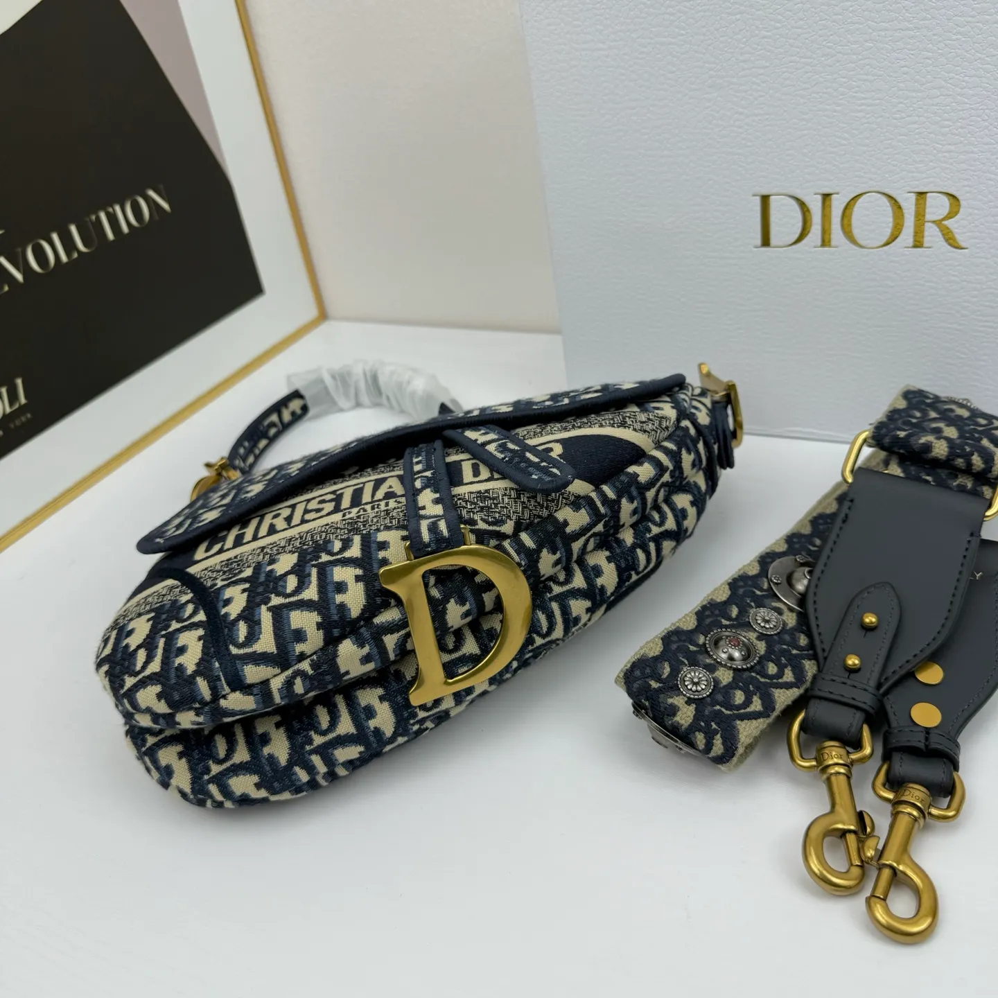 All categories Official website "Brand Women's Bags" Women's Bags 💙 DIOR DIOR 2026 new crossbody shoulder bag