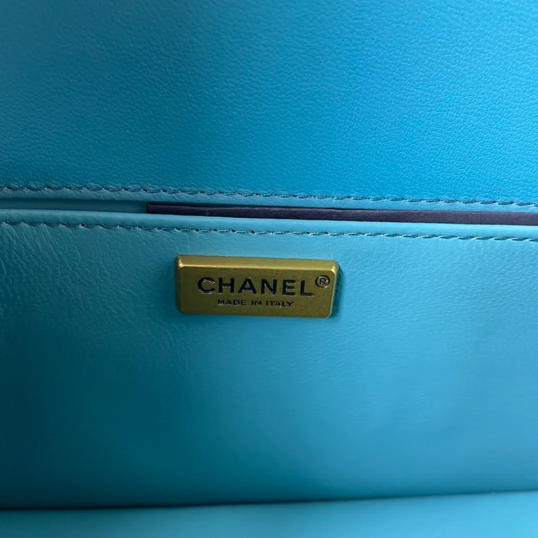 All Categories Official Website "Brand Women's Bags" Women's Bags 💙 DIOR Dior Rare Pearl Fish BOY Handle Pearl Fish Leather Bag The surroundings are purely hand-woven and equipped with retro hardware. The reason why the fully imported sheepskin lining is named "Le Boy" is mainly due to Ms. Coco's Boyish attitude. Director Karl Lagerfeld