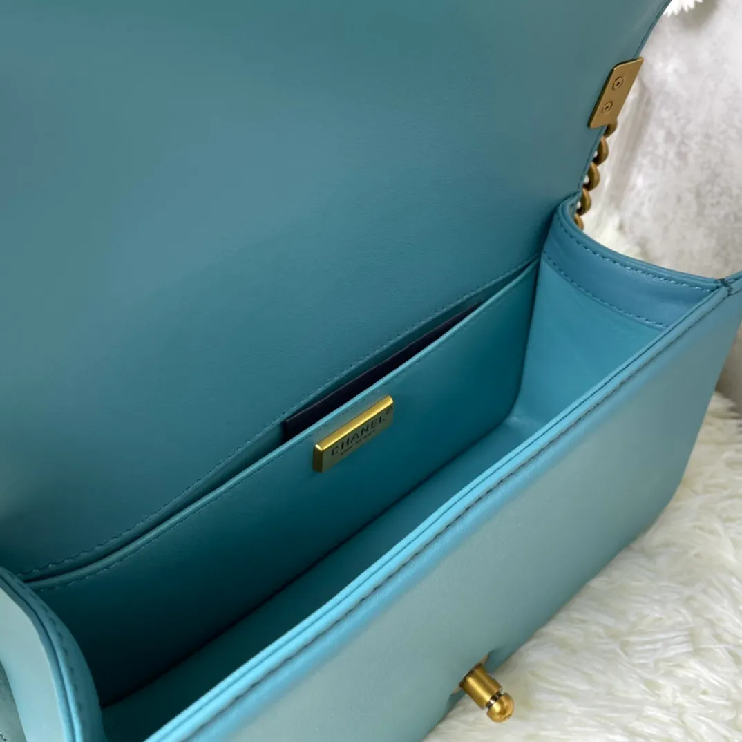 All Categories Official Website "Brand Women's Bags" Women's Bags 💙 DIOR Dior Rare Pearl Fish BOY Handle Pearl Fish Leather Bag The surroundings are purely hand-woven and equipped with retro hardware. The reason why the fully imported sheepskin lining is named "Le Boy" is mainly due to Ms. Coco's Boyish attitude. Director Karl Lagerfeld