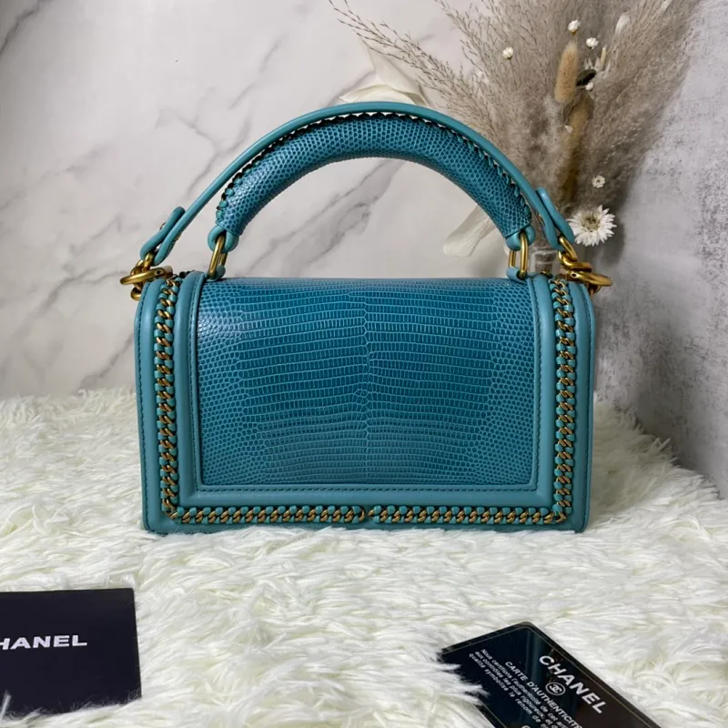 All Categories Official Website "Brand Women's Bags" Women's Bags 💙 DIOR Dior Rare Pearl Fish BOY Handle Pearl Fish Leather Bag The surroundings are purely hand-woven and equipped with retro hardware. The reason why the fully imported sheepskin lining is named "Le Boy" is mainly due to Ms. Coco's Boyish attitude. Director Karl Lagerfeld