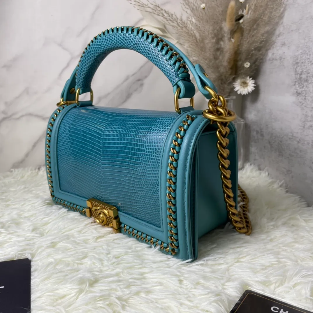 All Categories Official Website "Brand Women's Bags" Women's Bags 💙 DIOR Dior Rare Pearl Fish BOY Handle Pearl Fish Leather Bag The surroundings are purely hand-woven and equipped with retro hardware. The reason why the fully imported sheepskin lining is named "Le Boy" is mainly due to Ms. Coco's Boyish attitude. Director Karl Lagerfeld