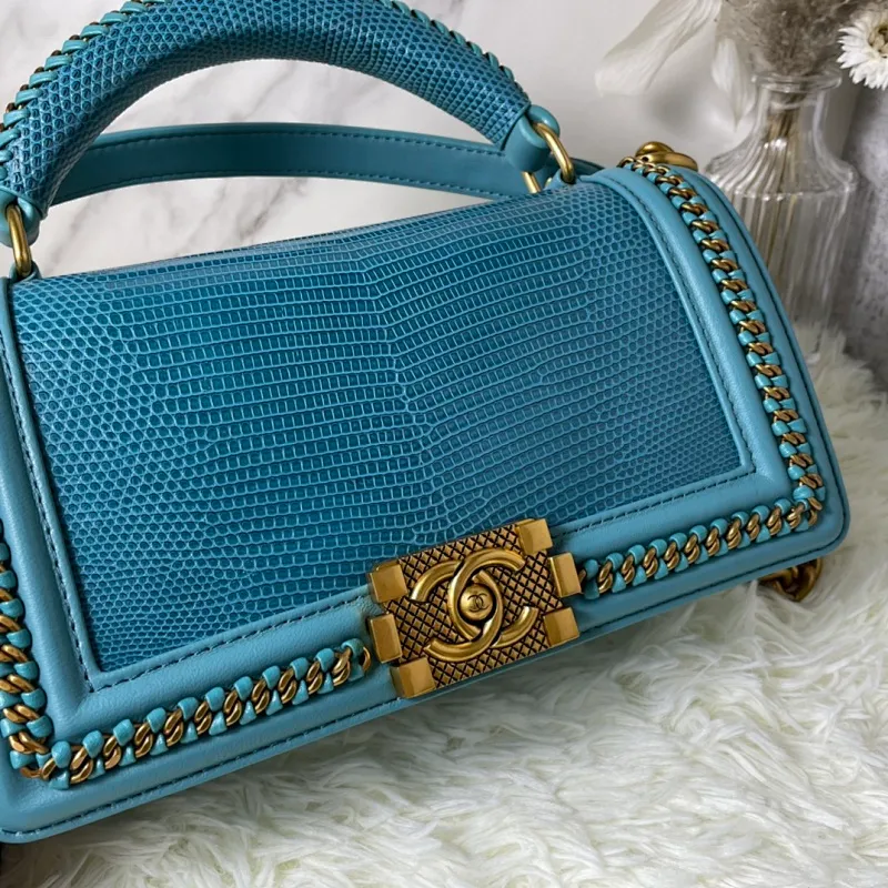 All Categories Official Website "Brand Women's Bags" Women's Bags 💙 DIOR Dior Rare Pearl Fish BOY Handle Pearl Fish Leather Bag The surroundings are purely hand-woven and equipped with retro hardware. The reason why the fully imported sheepskin lining is named "Le Boy" is mainly due to Ms. Coco's Boyish attitude. Director Karl Lagerfeld