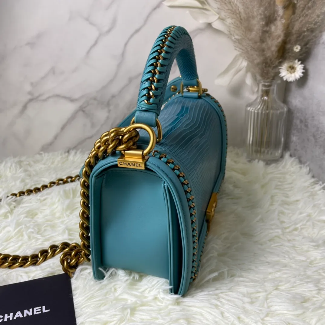 All Categories Official Website "Brand Women's Bags" Women's Bags 💙 DIOR Dior Rare Pearl Fish BOY Handle Pearl Fish Leather Bag The surroundings are purely hand-woven and equipped with retro hardware. The reason why the fully imported sheepskin lining is named "Le Boy" is mainly due to Ms. Coco's Boyish attitude. Director Karl Lagerfeld