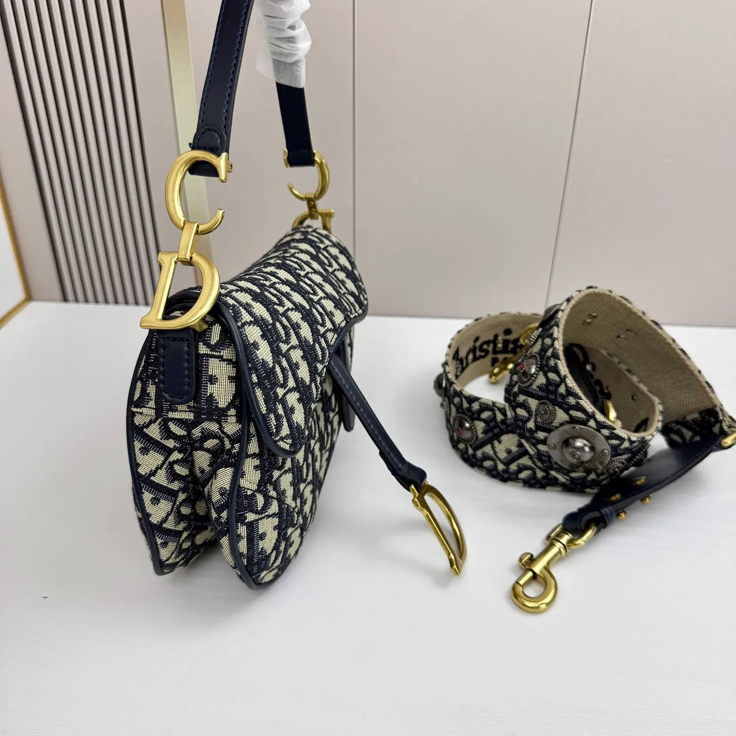All categories Official website "Brand Women's Bags" Women's Bags 💙 DIOR DIOR 2026 new crossbody shoulder bag