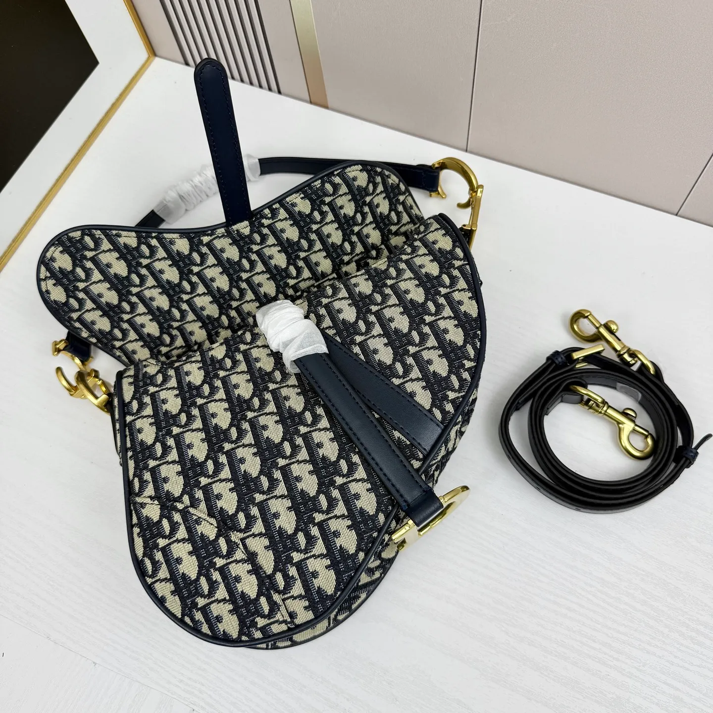 All categories Official website "Brand Women's Bags" Women's Bags 💙 DIOR DIOR 2026 new crossbody shoulder bag