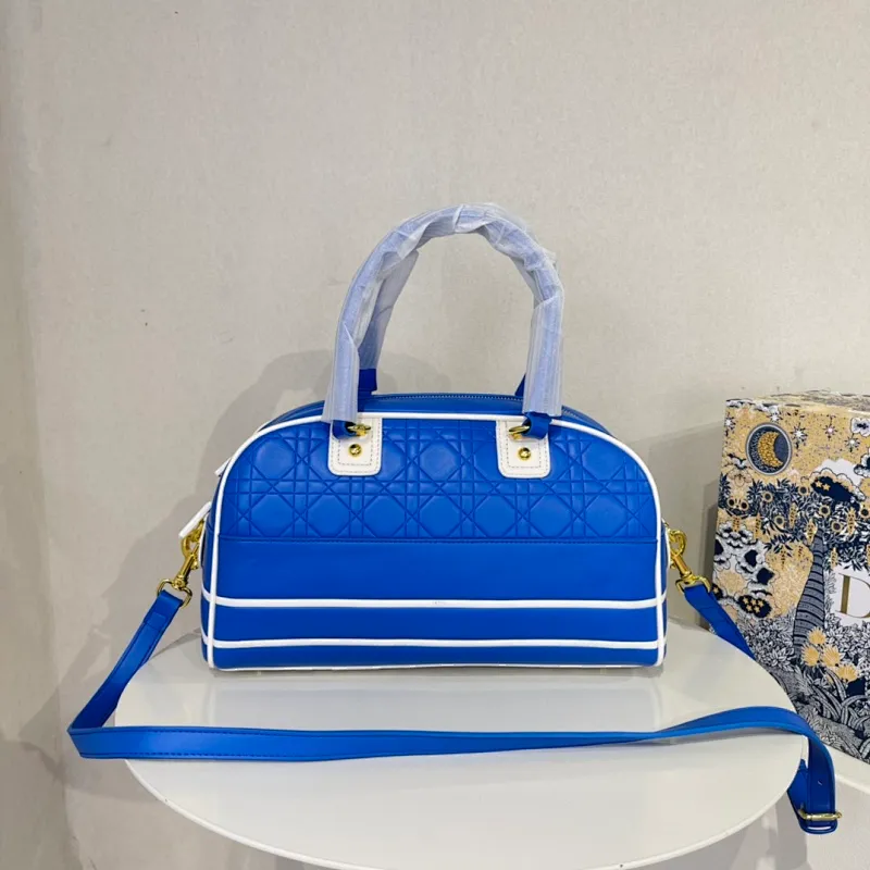 All categories Official website "Brand Women's Bags" Women's Bags 💙 DIOR 2022 Official New Dior Crossbody Bag Wholesale Large Size 58002000 Small Size 58001900 High Quality Specifications: Large Size 33-19.5-11CM Small Size 19-13-8CM