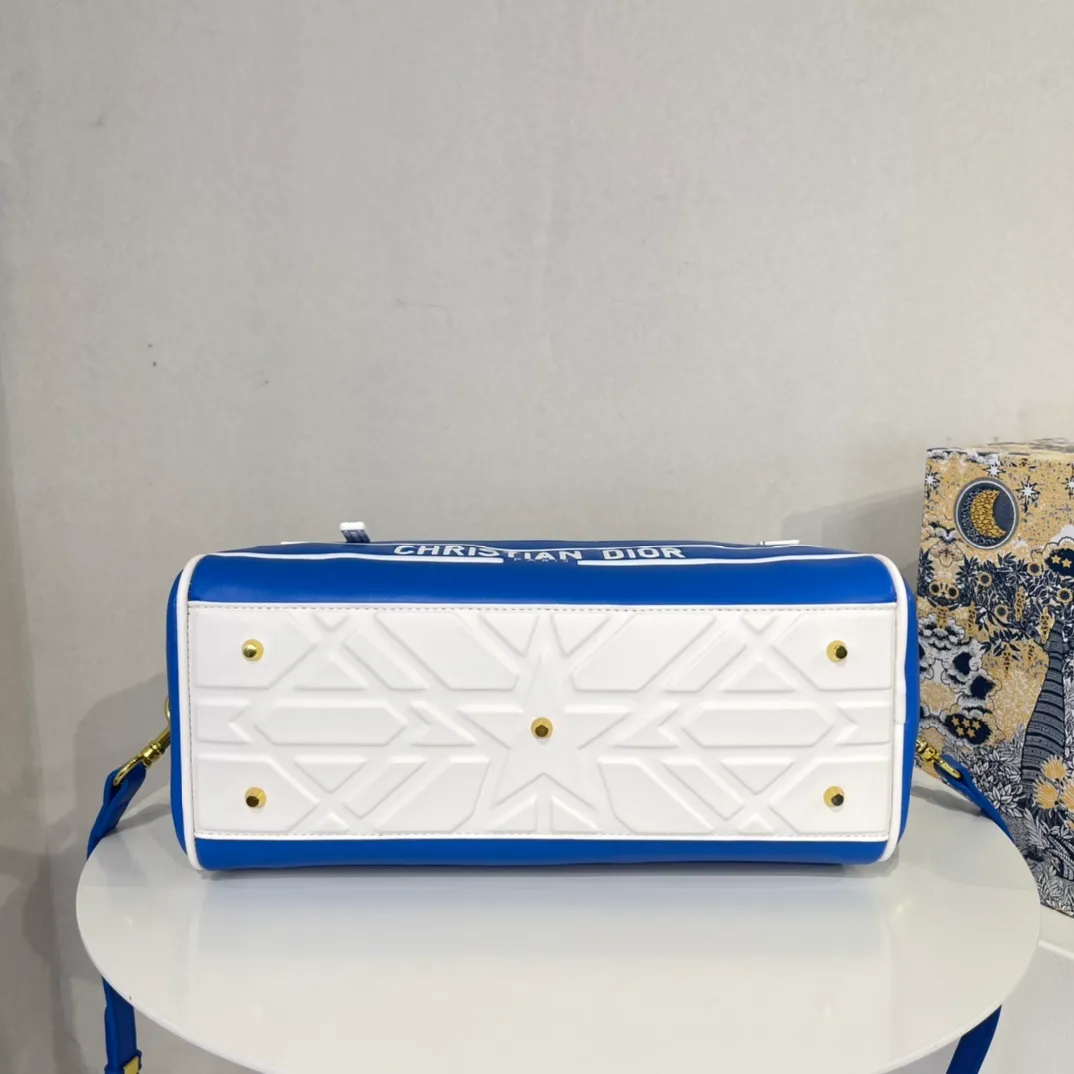 All categories Official website "Brand Women's Bags" Women's Bags 💙 DIOR 2022 Official New Dior Crossbody Bag Wholesale Large Size 58002000 Small Size 58001900 High Quality Specifications: Large Size 33-19.5-11CM Small Size 19-13-8CM