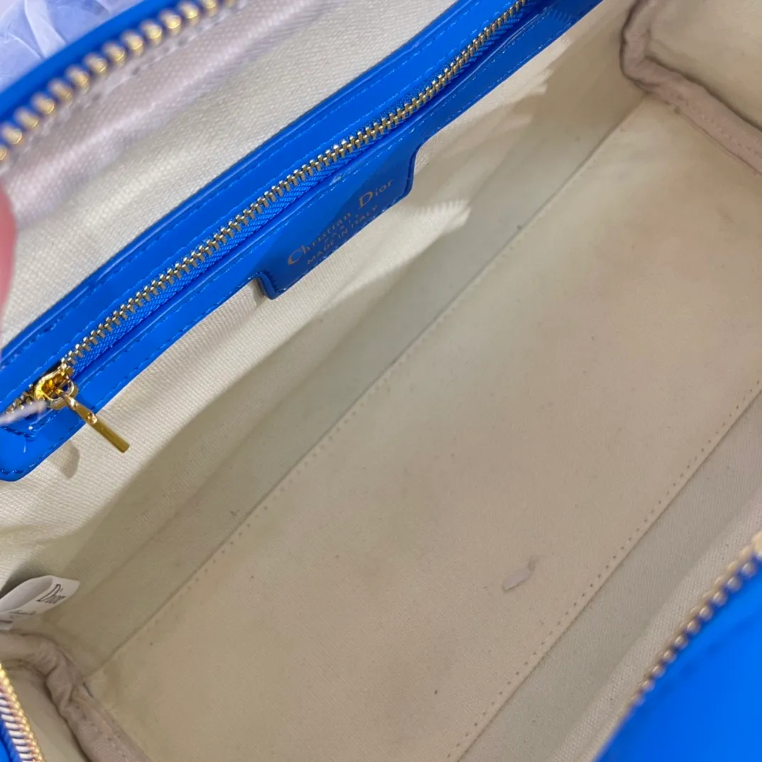 All categories Official website "Brand Women's Bags" Women's Bags 💙 DIOR 2022 Official New Dior Crossbody Bag Wholesale Large Size 58002000 Small Size 58001900 High Quality Specifications: Large Size 33-19.5-11CM Small Size 19-13-8CM