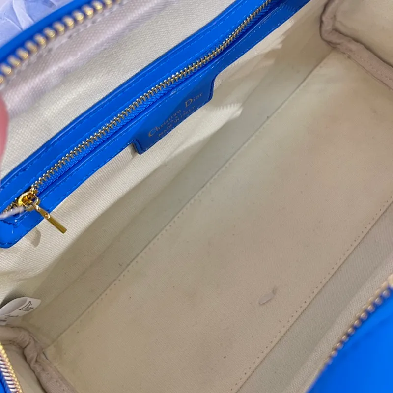 All categories Official website "Brand Women's Bags" Women's Bags 💙 DIOR 2022 Official New Dior Crossbody Bag Wholesale Large Size 58002000 Small Size 58001900 High Quality Specifications: Large Size 33-19.5-11CM Small Size 19-13-8CM