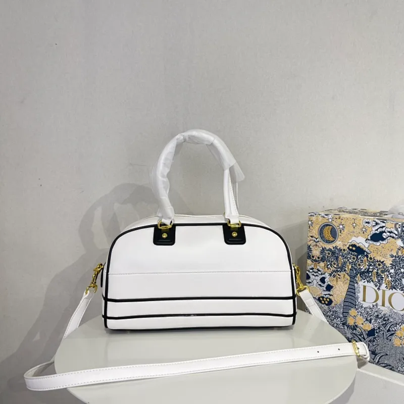 All categories Official website "Brand Women's Bags" Women's Bags 💙 DIOR 2022 Official New Dior Crossbody Bag Wholesale Large Size 58002000 Small Size 58001900 High Quality Specifications: Large Size 33-19.5-11CM Small Size 19-13-8CM