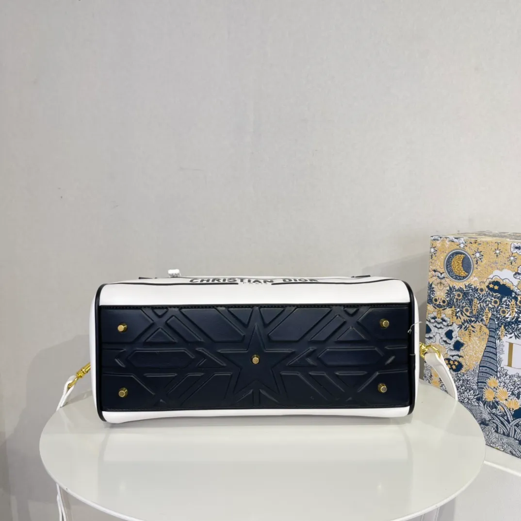All categories Official website "Brand Women's Bags" Women's Bags 💙 DIOR 2022 Official New Dior Crossbody Bag Wholesale Large Size 58002000 Small Size 58001900 High Quality Specifications: Large Size 33-19.5-11CM Small Size 19-13-8CM