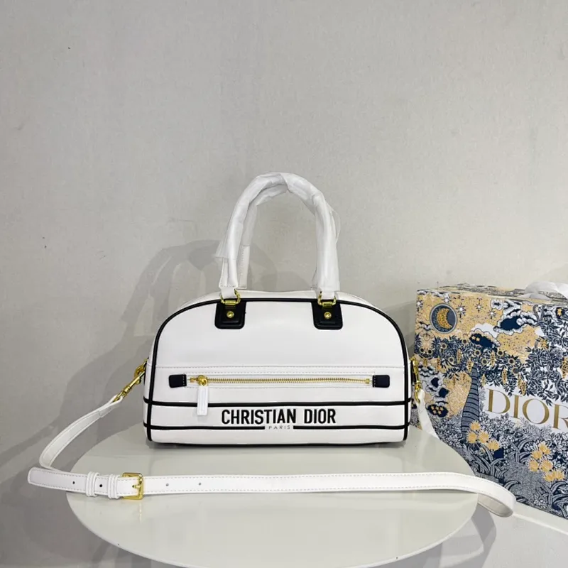 All categories Official website "Brand Women's Bags" Women's Bags 💙 DIOR 2022 Official New Dior Crossbody Bag Wholesale Large Size 58002000 Small Size 58001900 High Quality Specifications: Large Size 33-19.5-11CM Small Size 19-13-8CM