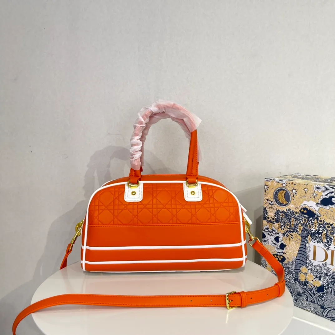 All categories Official website "Brand Women's Bags" Women's Bags 💙 DIOR 2022 Official New Dior Crossbody Bag Wholesale Large Size 58002000 Small Size 58001900 High Quality Specifications: Large Size 33-19.5-11CM Small Size 19-13-8CM