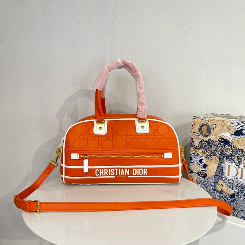 All categories Official website "Brand Women's Bags" Women's Bags 💙 DIOR 2022 Official New Dior Crossbody Bag Wholesale Large Size 58002000 Small Size 58001900 High Quality Specifications: Large Size 33-19.5-11CM Small Size 19-13-8CM