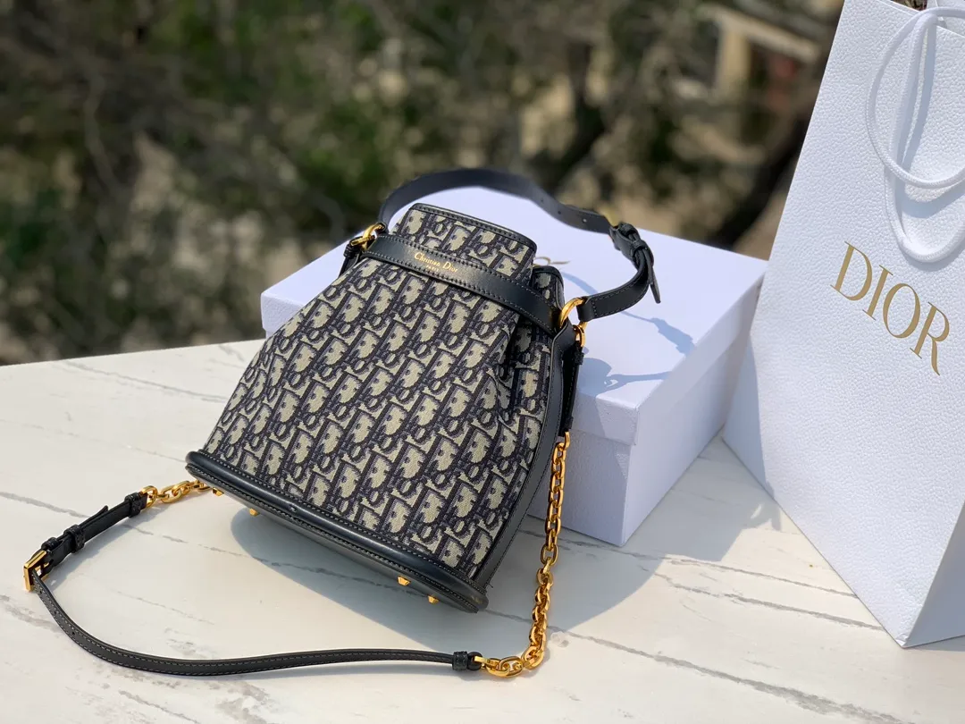 ❗️❗️❗️Free shipping with SF Express for year-end events❗️❗️❗️ 💰1600 Size: 24×10×24.5cm Hong Kong channel order! Dior CEST presbyopic bucket bag, elegant and classic, blue oblique presbyopic fabric, unique bucket bag shape like a money bag! Rotating D letter opening and closing CD lock, tightening the bag mouth for high security, when loosened, the whole bag also has a casual and lazy feeling. The two long and short shoulder straps can be adjusted and the chain can be detached. The hard base is placed for a more three-dimensional effect, and the atmosphere is full! The main one is a tongle to achieve the freedom of the bag, sisters!