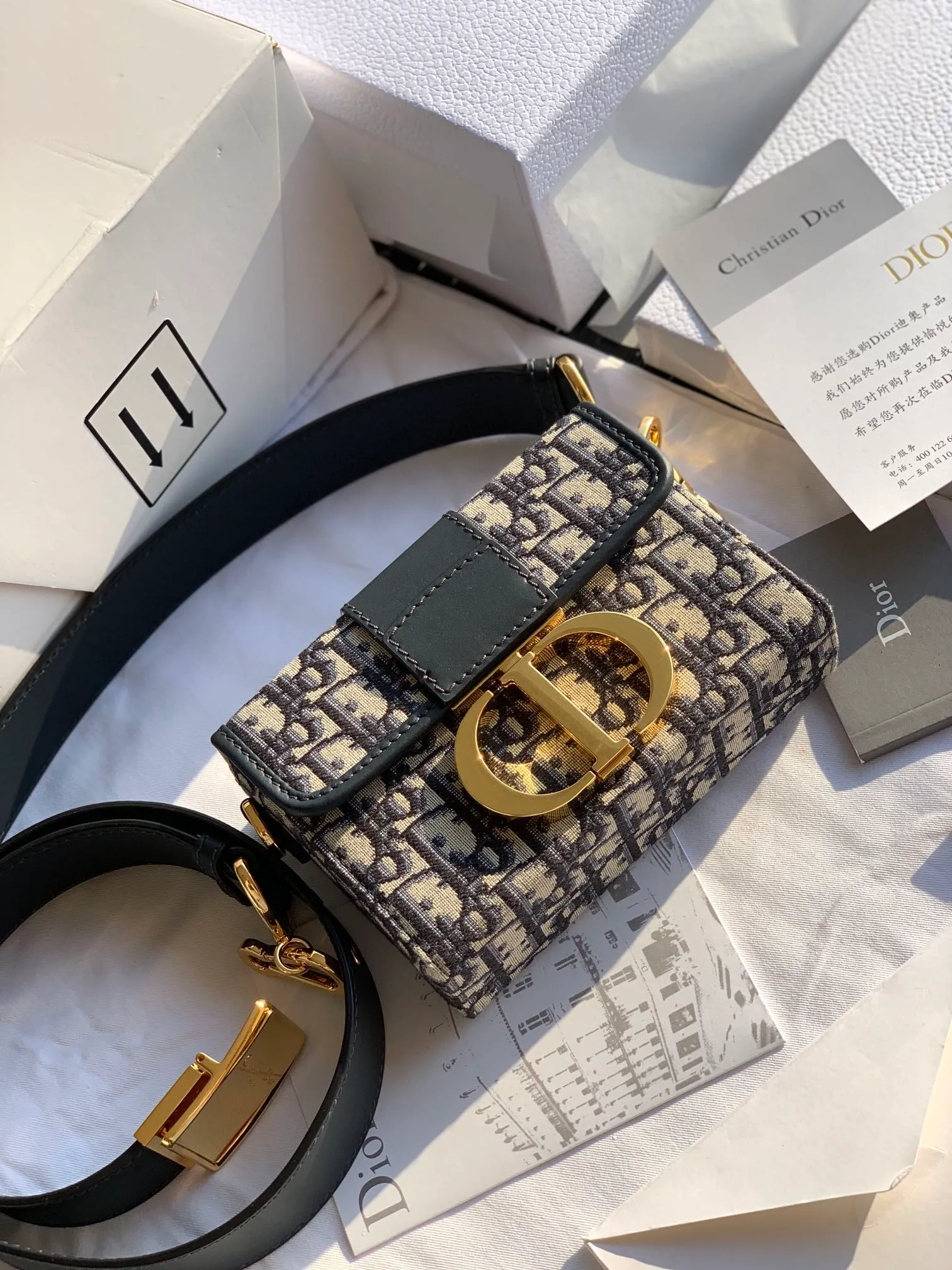 ❗️❗️❗️Free shipping with SF Express for year-end events❗️❗️❗️💰1400 Mini Montaigne size: 17.5 x 11.5 x 5cm This real star bag will never go out of style no matter how many years it takes. If you want to buy it, buy a reliable one. This is a truly reliable channel purchased from a counter. It is a channel that buys your favorites on behalf of others. I will sell it at a real price. When you see the details, you will understand the great value. It must be what it looks like at the counter. It is an absolutely reliable overseas channel! !