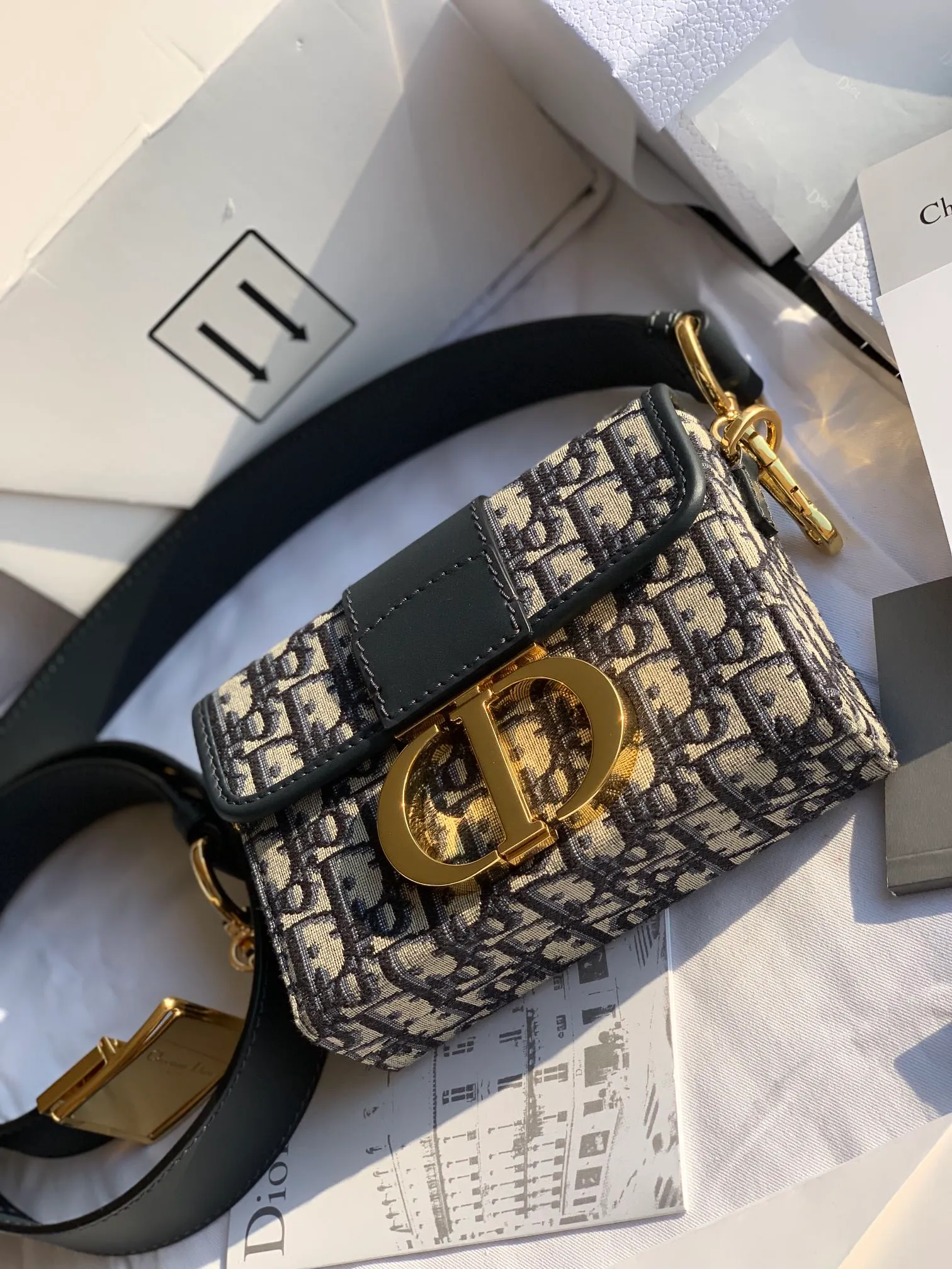 ❗️❗️❗️Free shipping with SF Express for year-end events❗️❗️❗️💰1400 Mini Montaigne size: 17.5 x 11.5 x 5cm This real star bag will never go out of style no matter how many years it takes. If you want to buy it, buy a reliable one. This is a truly reliable channel purchased from a counter. It is a channel that buys your favorites on behalf of others. I will sell it at a real price. When you see the details, you will understand the great value. It must be what it looks like at the counter. It is an absolutely reliable overseas channel! !