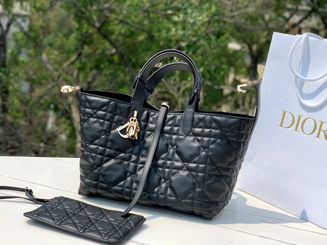Top upgraded version 💰2000 Size: 28.5×21.5×19cm Hong Kong channel order! The medium-sized black DIOR Toujours shopping bag has already been carried by those with high fashion acumen. It is cooler than expected, and it has a sassy and lazy feeling. The familiar oversized cannage pattern and the customary CD buckle unbuckle in recent years have transformed from a square bag into a large tote bag, which is really amazing👍👍👍 It is very easy to carry at first glance. It is suitable for daily commuting to the gym. It also has a built-in small leather bag, which is detachable and can be used alone! The key point is that the length can be adjusted on the wrist, and it can be carried under the armpit. This detail is so attractive. It will no longer get stuck under the armpit and make you feel uncomfortable. This one will take you to kill all directions. It is not subject to any style restrictions. This season's blockbuster hit, what are you waiting for?