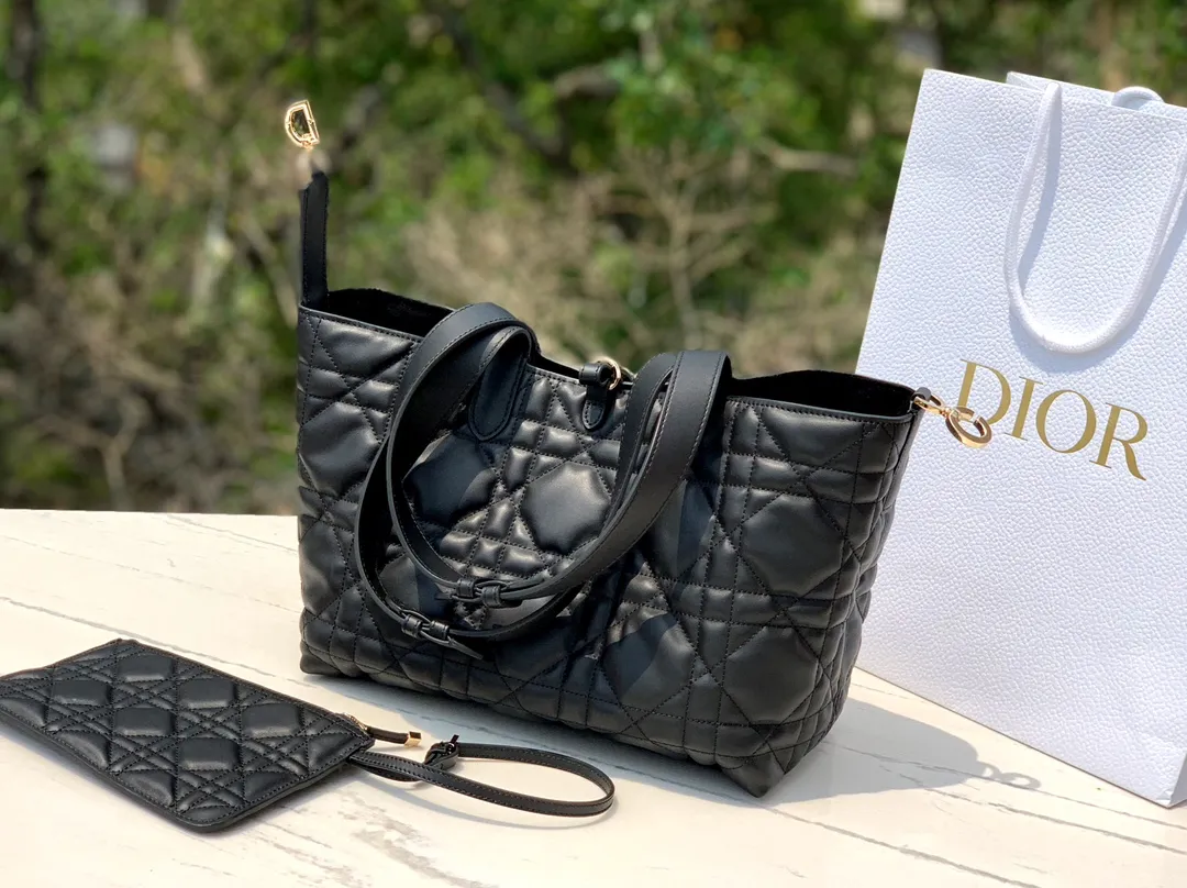 Top upgraded version 💰2000 Size: 28.5×21.5×19cm Hong Kong channel order! The medium-sized black DIOR Toujours shopping bag has already been carried by those with high fashion acumen. It is cooler than expected, and it has a sassy and lazy feeling. The familiar oversized cannage pattern and the customary CD buckle unbuckle in recent years have transformed from a square bag into a large tote bag, which is really amazing👍👍👍 It is very easy to carry at first glance. It is suitable for daily commuting to the gym. It also has a built-in small leather bag, which is detachable and can be used alone! The key point is that the length can be adjusted on the wrist, and it can be carried under the armpit. This detail is so attractive. It will no longer get stuck under the armpit and make you feel uncomfortable. This one will take you to kill all directions. It is not subject to any style restrictions. This season's blockbuster hit, what are you waiting for?
