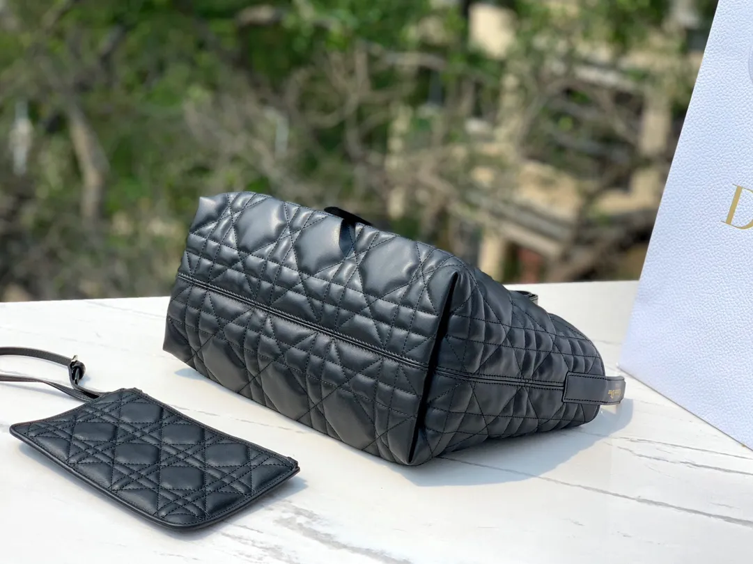 Top upgraded version 💰2000 Size: 28.5×21.5×19cm Hong Kong channel order! The medium-sized black DIOR Toujours shopping bag has already been carried by those with high fashion acumen. It is cooler than expected, and it has a sassy and lazy feeling. The familiar oversized cannage pattern and the customary CD buckle unbuckle in recent years have transformed from a square bag into a large tote bag, which is really amazing👍👍👍 It is very easy to carry at first glance. It is suitable for daily commuting to the gym. It also has a built-in small leather bag, which is detachable and can be used alone! The key point is that the length can be adjusted on the wrist, and it can be carried under the armpit. This detail is so attractive. It will no longer get stuck under the armpit and make you feel uncomfortable. This one will take you to kill all directions. It is not subject to any style restrictions. This season's blockbuster hit, what are you waiting for?