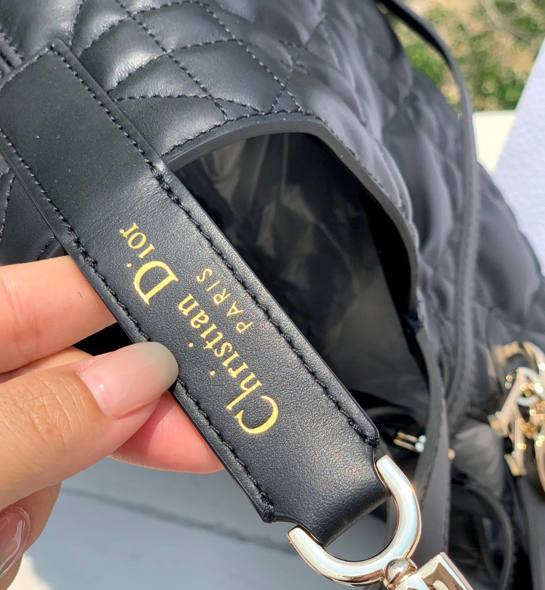 Top upgraded version 💰2000 Size: 28.5×21.5×19cm Hong Kong channel order! The medium-sized black DIOR Toujours shopping bag has already been carried by those with high fashion acumen. It is cooler than expected, and it has a sassy and lazy feeling. The familiar oversized cannage pattern and the customary CD buckle unbuckle in recent years have transformed from a square bag into a large tote bag, which is really amazing👍👍👍 It is very easy to carry at first glance. It is suitable for daily commuting to the gym. It also has a built-in small leather bag, which is detachable and can be used alone! The key point is that the length can be adjusted on the wrist, and it can be carried under the armpit. This detail is so attractive. It will no longer get stuck under the armpit and make you feel uncomfortable. This one will take you to kill all directions. It is not subject to any style restrictions. This season's blockbuster hit, what are you waiting for?