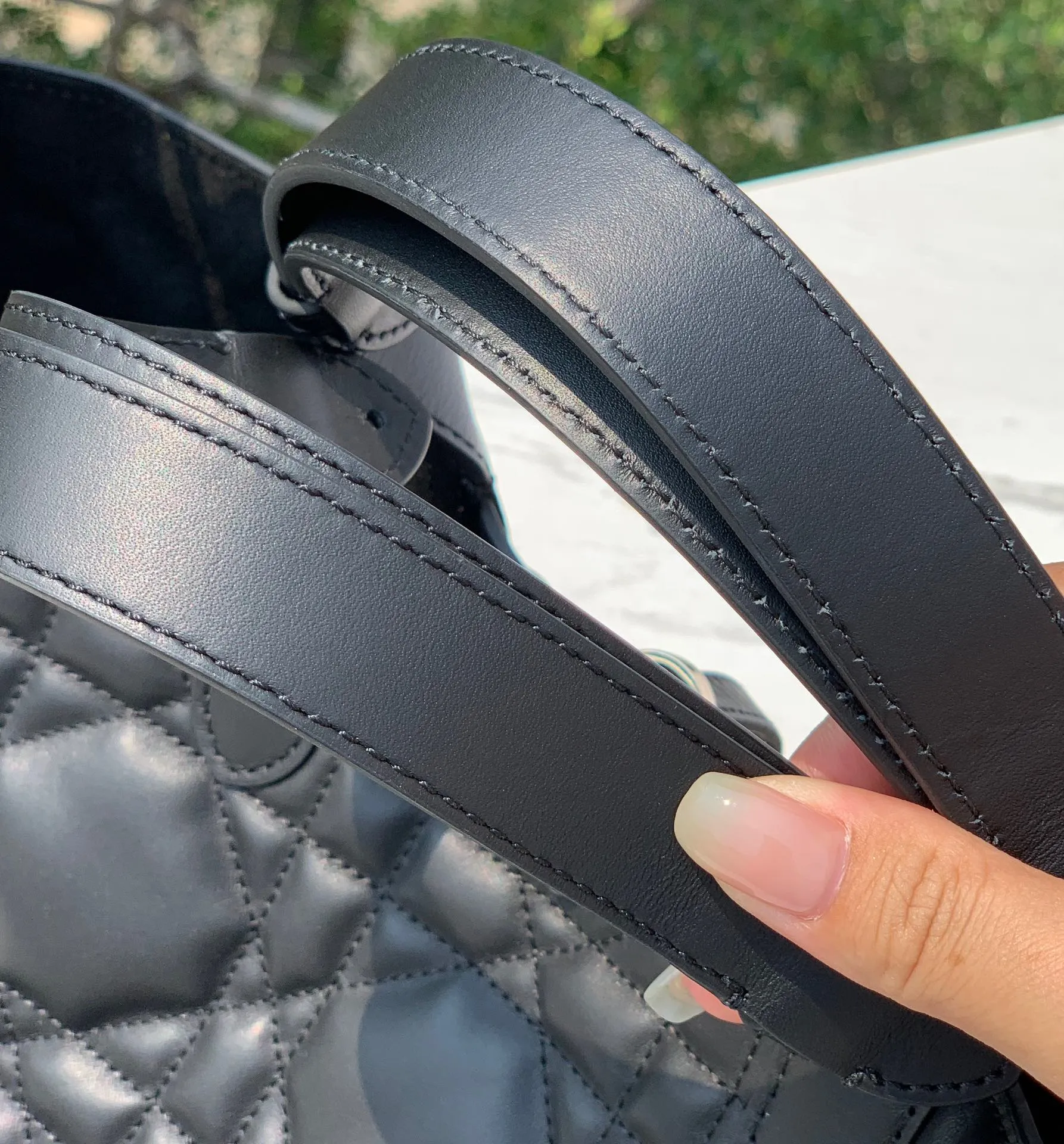 Top upgraded version 💰2000 Size: 28.5×21.5×19cm Hong Kong channel order! The medium-sized black DIOR Toujours shopping bag has already been carried by those with high fashion acumen. It is cooler than expected, and it has a sassy and lazy feeling. The familiar oversized cannage pattern and the customary CD buckle unbuckle in recent years have transformed from a square bag into a large tote bag, which is really amazing👍👍👍 It is very easy to carry at first glance. It is suitable for daily commuting to the gym. It also has a built-in small leather bag, which is detachable and can be used alone! The key point is that the length can be adjusted on the wrist, and it can be carried under the armpit. This detail is so attractive. It will no longer get stuck under the armpit and make you feel uncomfortable. This one will take you to kill all directions. It is not subject to any style restrictions. This season's blockbuster hit, what are you waiting for?
