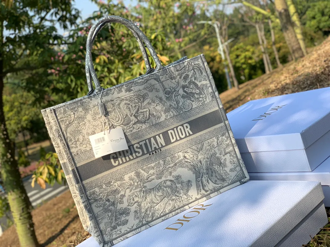 Top upgraded version 💰1560 Dimensions 41.5 x 35 x 18 cm Large If you plan to go to the counter to buy his, just come here. Our Dio has always relied on word of mouth, especially this brand that convinces people with texture. The embroidery process of millions of stitches, there is really no way to fake it, good texture is written on the face! It is of pure blood, very suitable for counters. It is warm, artistic and shows temperament. The embroidered presbyopic fabric looks very expensive at first glance. It has earned enough attention when going out!