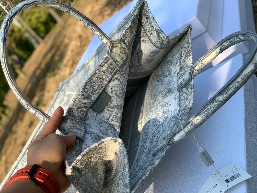 Top upgraded version 💰1560 Dimensions 41.5 x 35 x 18 cm Large If you plan to go to the counter to buy his, just come here. Our Dio has always relied on word of mouth, especially this brand that convinces people with texture. The embroidery process of millions of stitches, there is really no way to fake it, good texture is written on the face! It is of pure blood, very suitable for counters. It is warm, artistic and shows temperament. The embroidered presbyopic fabric looks very expensive at first glance. It has earned enough attention when going out!