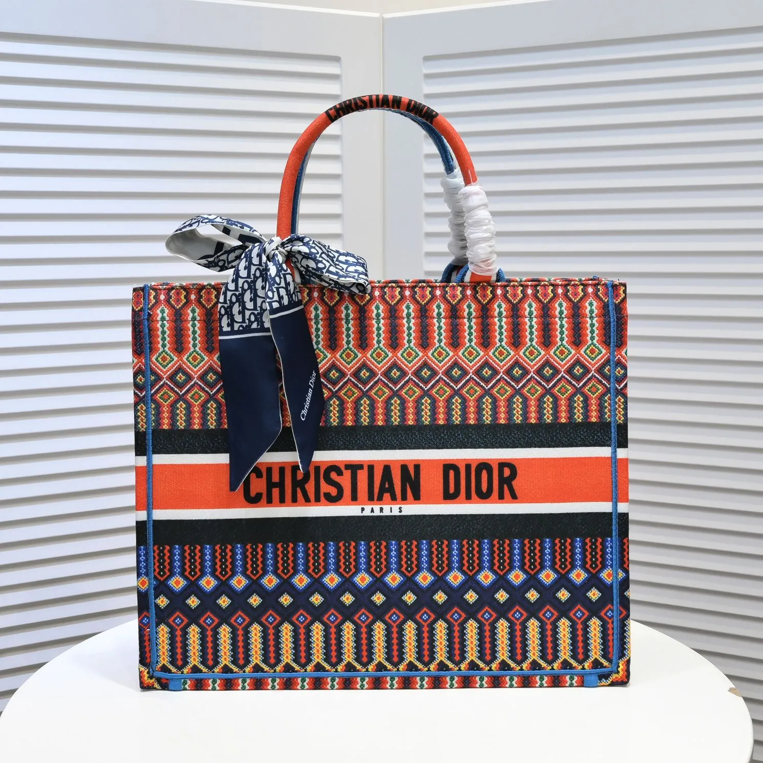 💰360￥With silk scarf, large size🔥 embroidered edge🔜Dior new shopping bag at Dior counter! Counters are updated simultaneously! Limited edition of the same style as the stars! Super stylish! Imported fabric👍high-end quality! You can go in and out of the counters at will without any pressure! The first choice for going out with super large capacity👍 Model: 8033 Size: 41*14*32cm