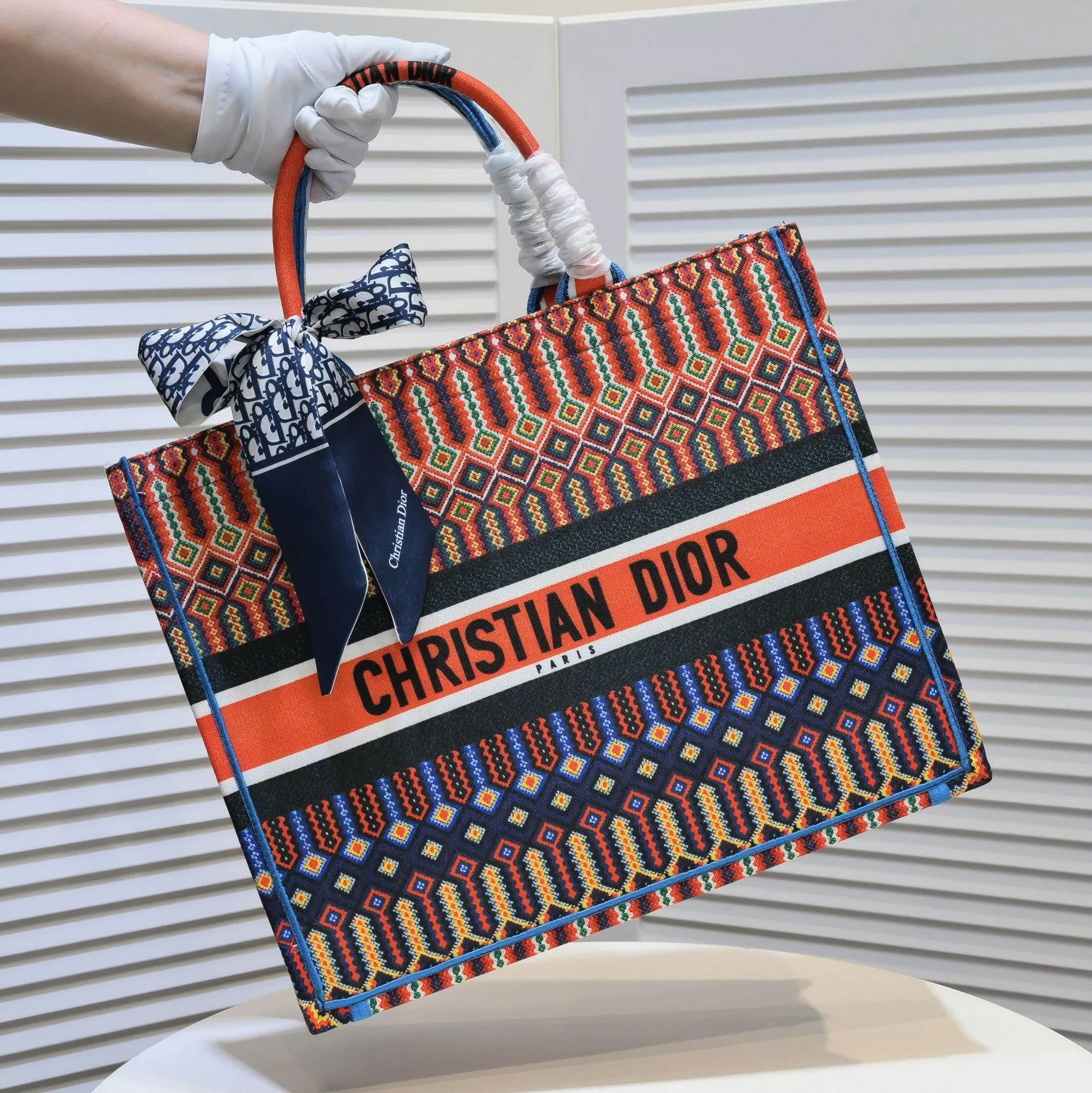 💰360￥With silk scarf, large size🔥 embroidered edge🔜Dior new shopping bag at Dior counter! Counters are updated simultaneously! Limited edition of the same style as the stars! Super stylish! Imported fabric👍high-end quality! You can go in and out of the counters at will without any pressure! The first choice for going out with super large capacity👍 Model: 8033 Size: 41*14*32cm