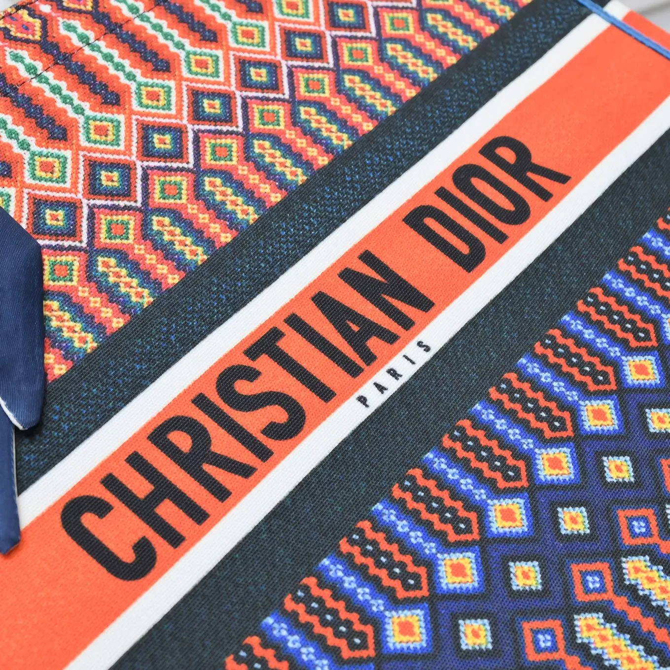 💰360￥With silk scarf, large size🔥 embroidered edge🔜Dior new shopping bag at Dior counter! Counters are updated simultaneously! Limited edition of the same style as the stars! Super stylish! Imported fabric👍high-end quality! You can go in and out of the counters at will without any pressure! The first choice for going out with super large capacity👍 Model: 8033 Size: 41*14*32cm