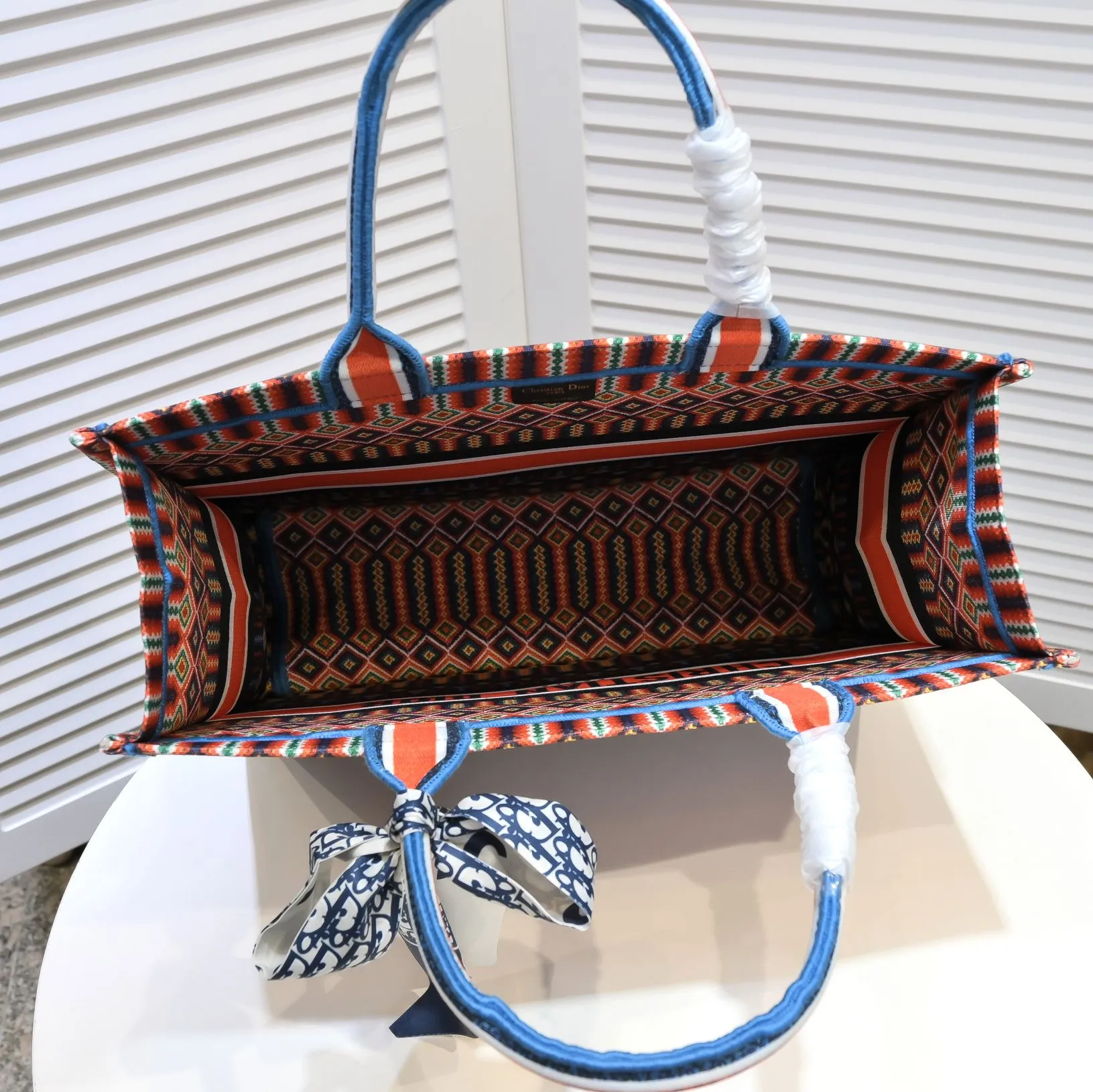 💰360￥With silk scarf, large size🔥 embroidered edge🔜Dior new shopping bag at Dior counter! Counters are updated simultaneously! Limited edition of the same style as the stars! Super stylish! Imported fabric👍high-end quality! You can go in and out of the counters at will without any pressure! The first choice for going out with super large capacity👍 Model: 8033 Size: 41*14*32cm