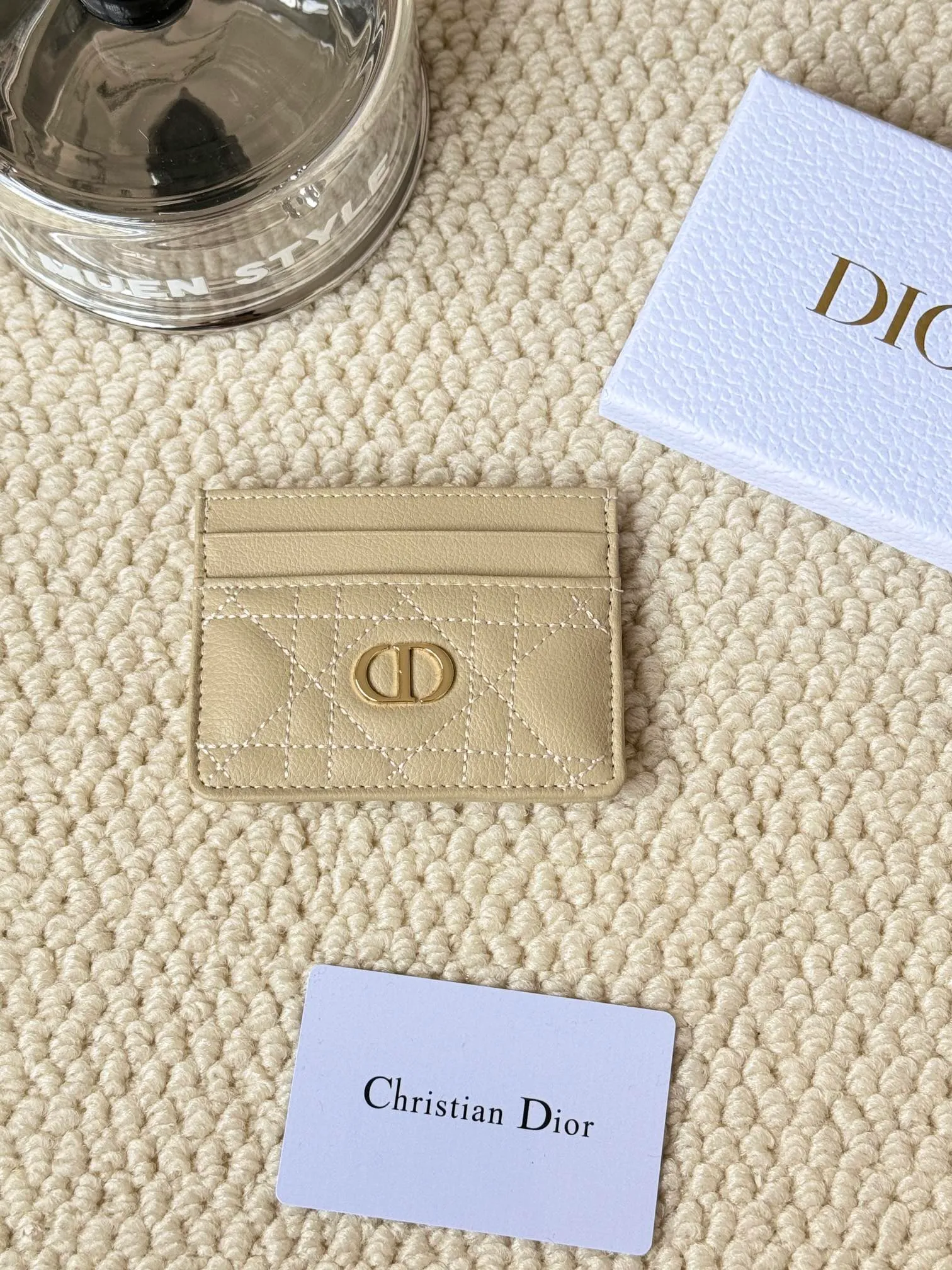 💰110 No.: S5130 Carefully crafted from soft cowhide, decorated with cannage pattern topstitching and embellished with the "CD" logo on the front. Elegant and sophisticated, it has five card slots and is suitable for various occasions. Size: 10.5*7.5cm Dior Caro five-compartment card holder is a new product this season, elegant and practical.