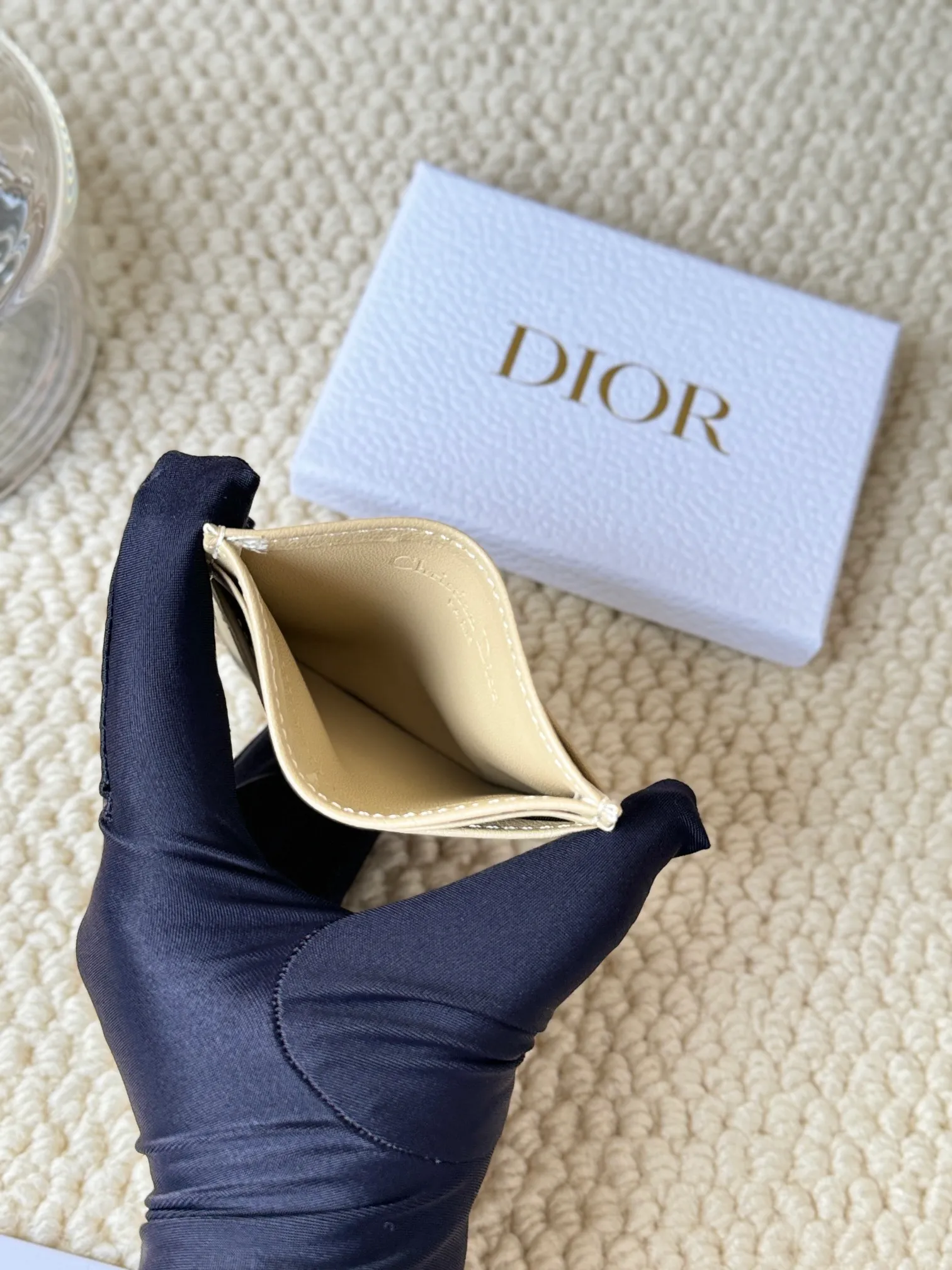 💰110 No.: S5130 Carefully crafted from soft cowhide, decorated with cannage pattern topstitching and embellished with the "CD" logo on the front. Elegant and sophisticated, it has five card slots and is suitable for various occasions. Size: 10.5*7.5cm Dior Caro five-compartment card holder is a new product this season, elegant and practical.
