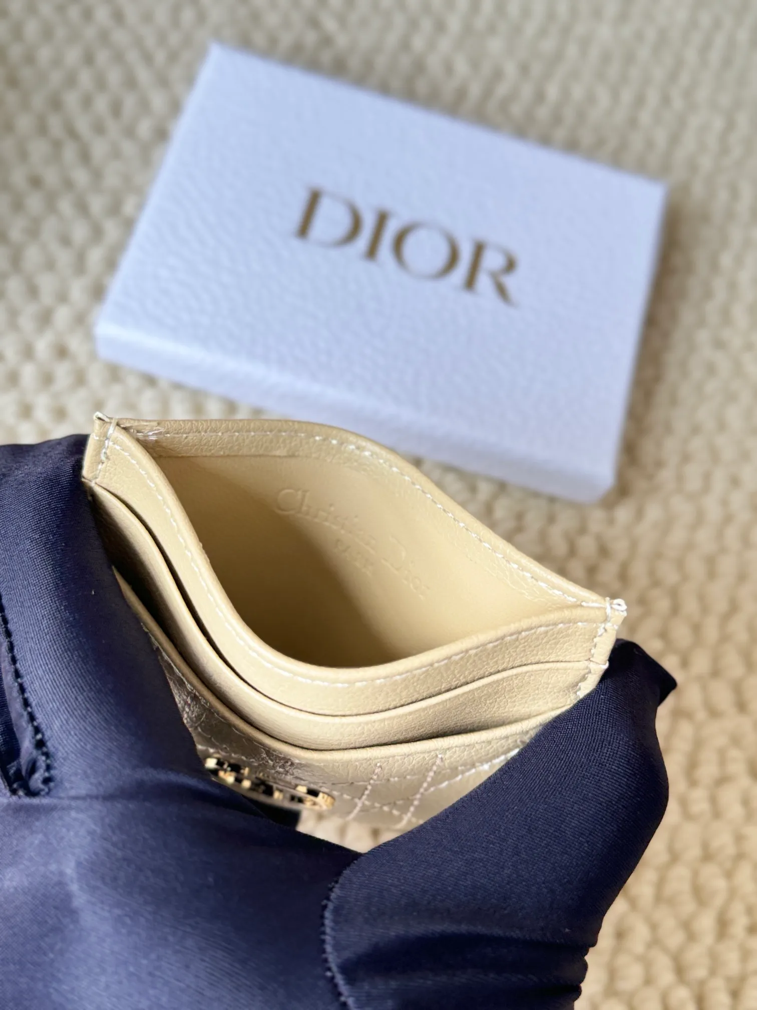 💰110 No.: S5130 Carefully crafted from soft cowhide, decorated with cannage pattern topstitching and embellished with the "CD" logo on the front. Elegant and sophisticated, it has five card slots and is suitable for various occasions. Size: 10.5*7.5cm Dior Caro five-compartment card holder is a new product this season, elegant and practical.
