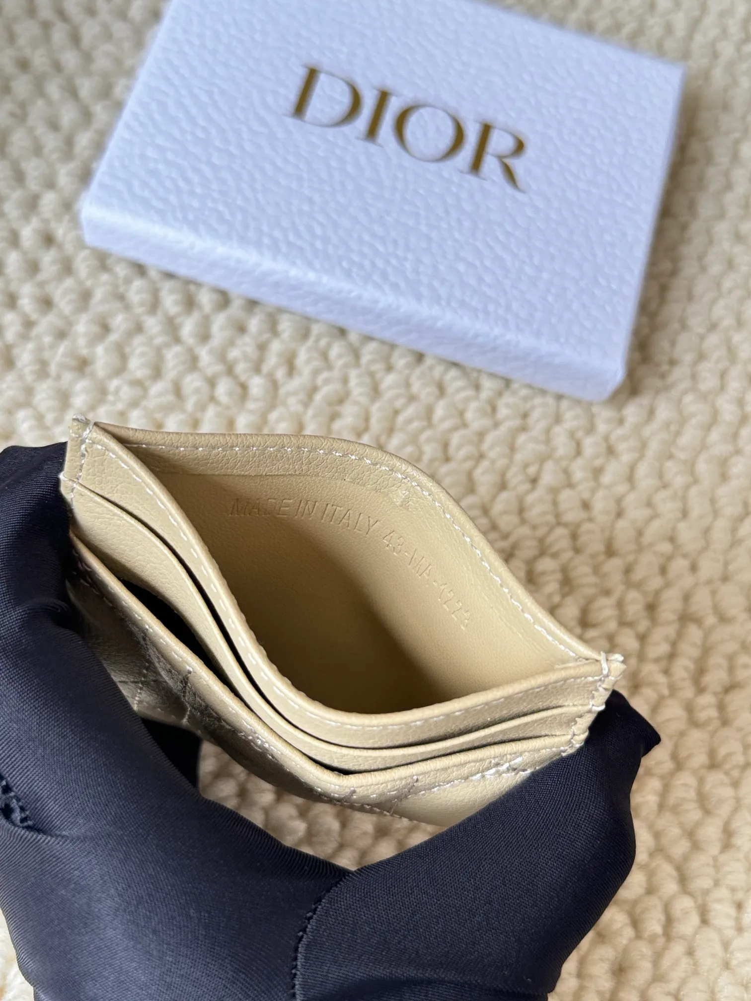 💰110 No.: S5130 Carefully crafted from soft cowhide, decorated with cannage pattern topstitching and embellished with the "CD" logo on the front. Elegant and sophisticated, it has five card slots and is suitable for various occasions. Size: 10.5*7.5cm Dior Caro five-compartment card holder is a new product this season, elegant and practical.