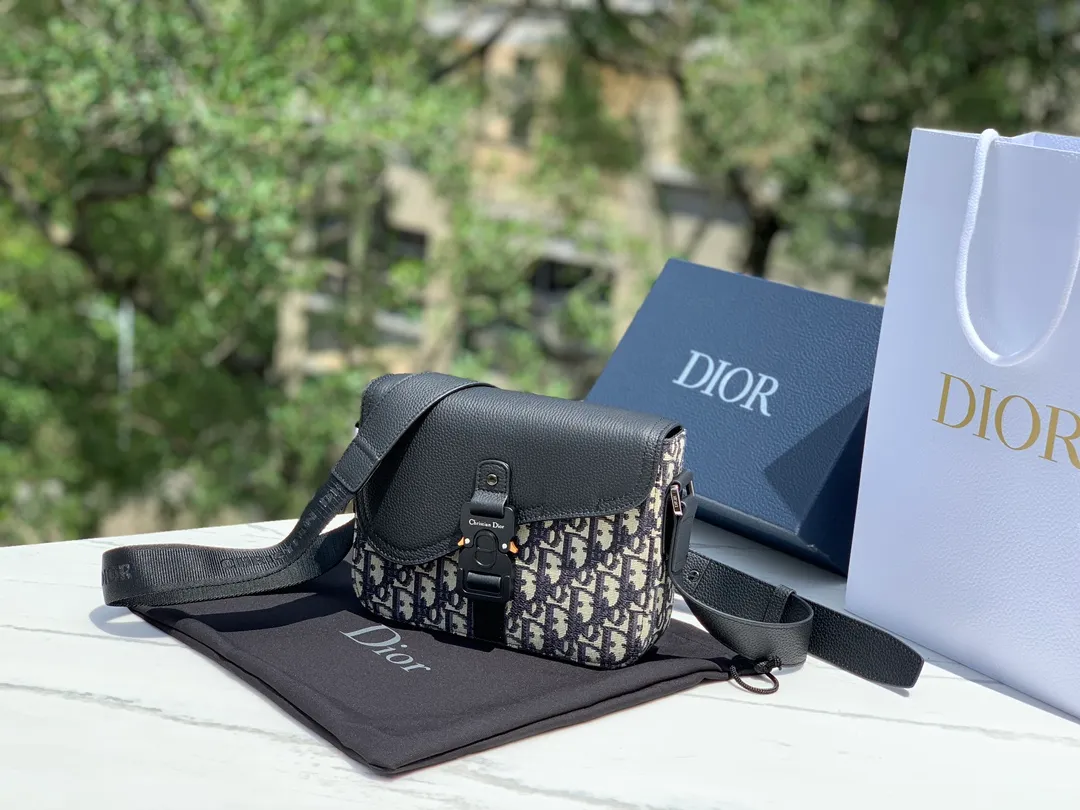 ❗️❗️❗️Free shipping with SF Express for year-end events❗️❗️❗️💰1460 Size 23×18×6cm Dior saddle messenger bag, ex-factory, this saddle messenger bag adopts a classic design, showing exquisite elegance, enhancing the style of the saddle series. It is carefully made of black grained cow leather, decorated with contrasting topstitching, and the saddle flap is embellished with Christian Dior signature aluminum buckle and adjustable leather shoulder strap for shoulder or cross-body wear. This is simply a series you will regret not buying. It is suitable for both men and women.
