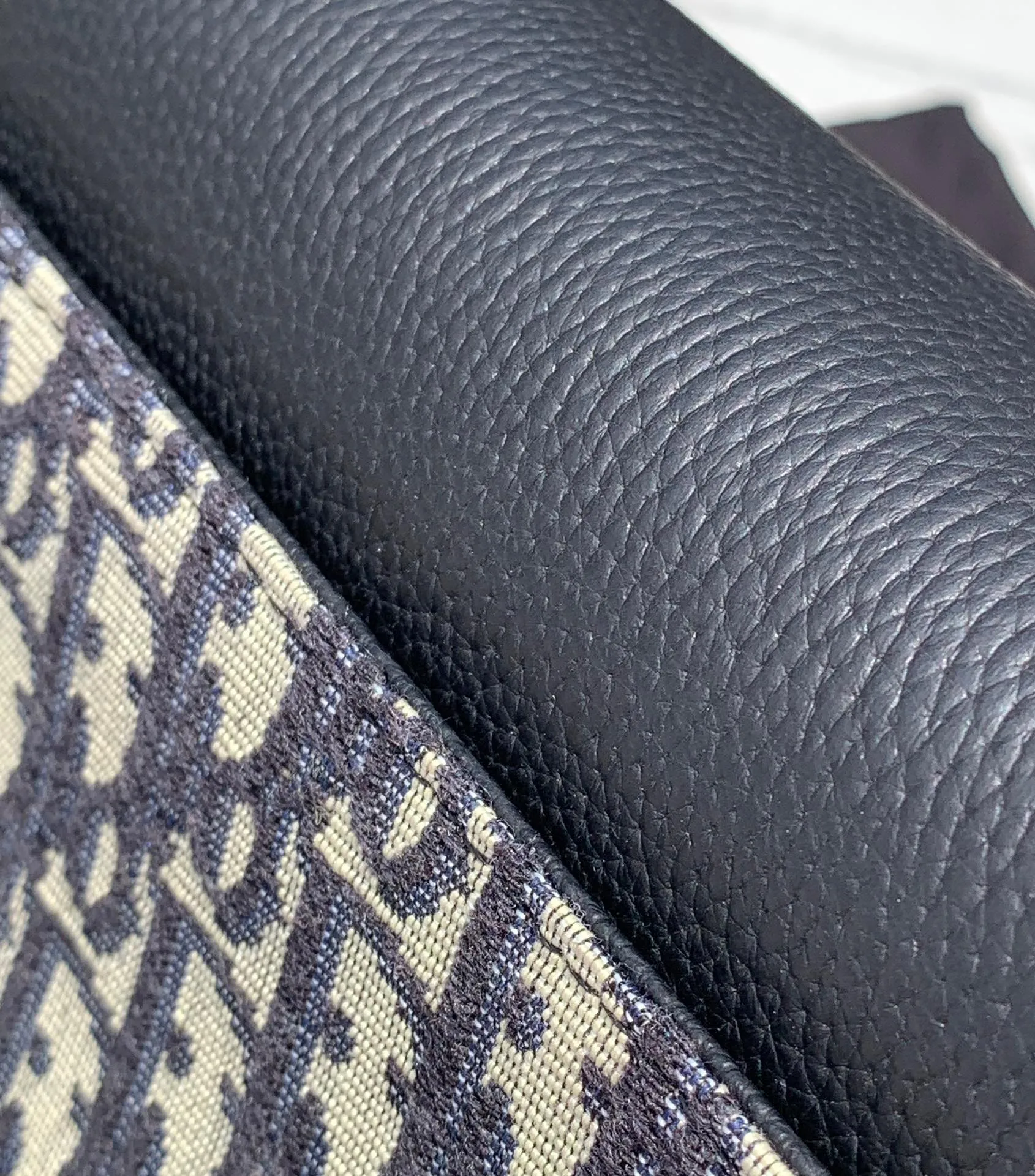 ❗️❗️❗️Free shipping with SF Express for year-end events❗️❗️❗️💰1460 Size 23×18×6cm Dior saddle messenger bag, ex-factory, this saddle messenger bag adopts a classic design, showing exquisite elegance, enhancing the style of the saddle series. It is carefully made of black grained cow leather, decorated with contrasting topstitching, and the saddle flap is embellished with Christian Dior signature aluminum buckle and adjustable leather shoulder strap for shoulder or cross-body wear. This is simply a series you will regret not buying. It is suitable for both men and women.