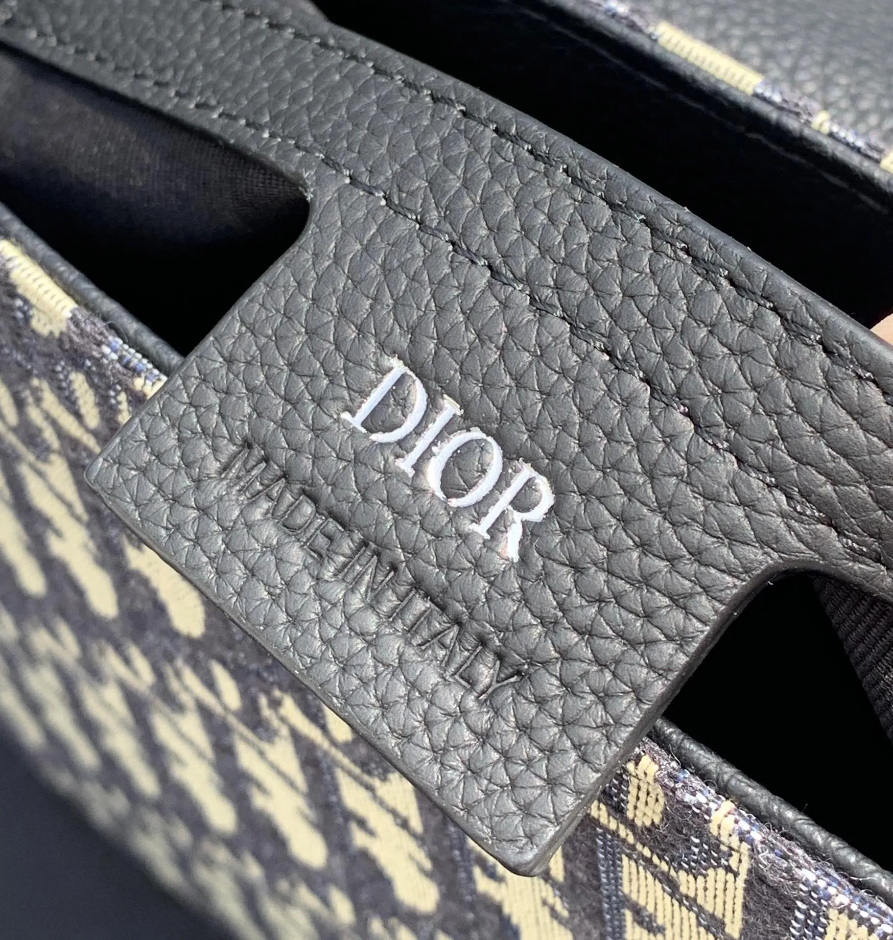 ❗️❗️❗️Free shipping with SF Express for year-end events❗️❗️❗️💰1460 Size 23×18×6cm Dior saddle messenger bag, ex-factory, this saddle messenger bag adopts a classic design, showing exquisite elegance, enhancing the style of the saddle series. It is carefully made of black grained cow leather, decorated with contrasting topstitching, and the saddle flap is embellished with Christian Dior signature aluminum buckle and adjustable leather shoulder strap for shoulder or cross-body wear. This is simply a series you will regret not buying. It is suitable for both men and women.