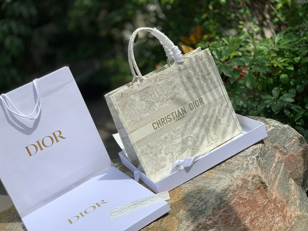Top upgraded version 💰1560 size 41.5 x 35 x 18 cm tiger style. Original factory channels! The weaving process is extremely complicated, and imported machines must be used to achieve such density and three-dimensionality! Every stitch and every thread is of value! This is the Book Tote in several platinum colors launched in D'O's 2022 early spring vacation series. It is also the "goddess model" in the Tote series! Elegant and rich in details, the whole body is decorated with golden-toned Jouy print embroidery, and the fairy-like gold thread three-dimensional pattern embroidery reflects exquisite craftsmanship, making the overall bag gorgeous, retro, high-end, and romantic! A super luxurious tote bag! You can steal the show at banquets, events, and parties!
