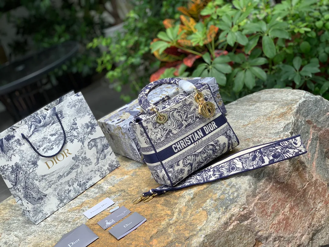 Top upgraded version 💰1800 Size: 24 x 20 x 11 CM blue and white tiger style. Original factory channels! The color, material, weave, and density of the embroidery thread are all identifiable. There is no pressure at all when entering and exiting the counter. You can appreciate its pride through real photos! This embroidered series of Princess Diana bags is simply beautiful to a new level! Breaking the conventional Princess Diana design, the cloth material and high-density embroidery are refreshing. It is elegant and elegant, and the wide shoulder strap is added, practical and beautiful!