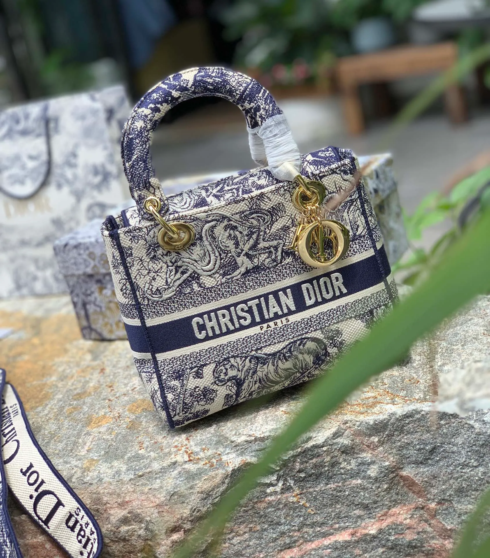 Top upgraded version 💰1800 Size: 24 x 20 x 11 CM blue and white tiger style. Original factory channels! The color, material, weave, and density of the embroidery thread are all identifiable. There is no pressure at all when entering and exiting the counter. You can appreciate its pride through real photos! This embroidered series of Princess Diana bags is simply beautiful to a new level! Breaking the conventional Princess Diana design, the cloth material and high-density embroidery are refreshing. It is elegant and elegant, and the wide shoulder strap is added, practical and beautiful!