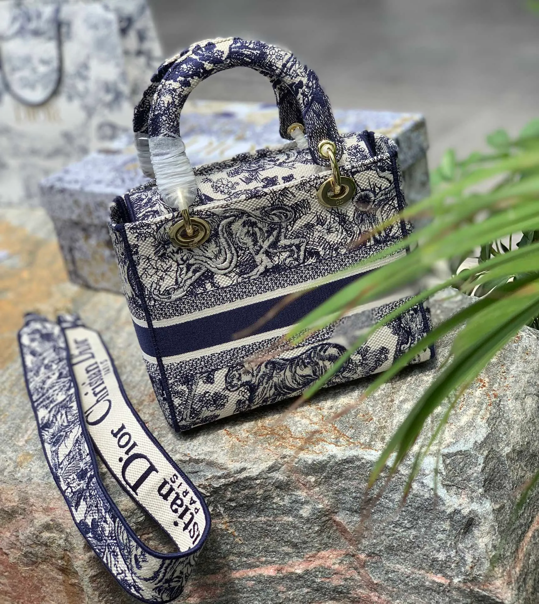 Top upgraded version 💰1800 Size: 24 x 20 x 11 CM blue and white tiger style. Original factory channels! The color, material, weave, and density of the embroidery thread are all identifiable. There is no pressure at all when entering and exiting the counter. You can appreciate its pride through real photos! This embroidered series of Princess Diana bags is simply beautiful to a new level! Breaking the conventional Princess Diana design, the cloth material and high-density embroidery are refreshing. It is elegant and elegant, and the wide shoulder strap is added, practical and beautiful!