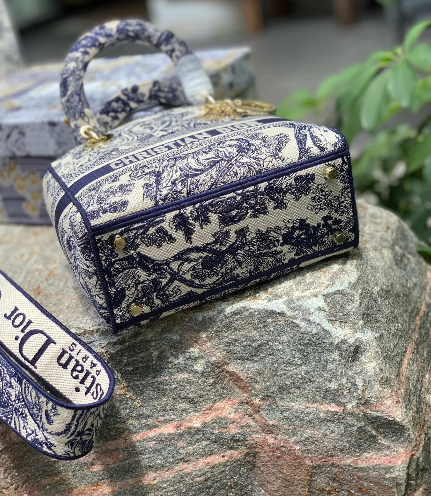 Top upgraded version 💰1800 Size: 24 x 20 x 11 CM blue and white tiger style. Original factory channels! The color, material, weave, and density of the embroidery thread are all identifiable. There is no pressure at all when entering and exiting the counter. You can appreciate its pride through real photos! This embroidered series of Princess Diana bags is simply beautiful to a new level! Breaking the conventional Princess Diana design, the cloth material and high-density embroidery are refreshing. It is elegant and elegant, and the wide shoulder strap is added, practical and beautiful!