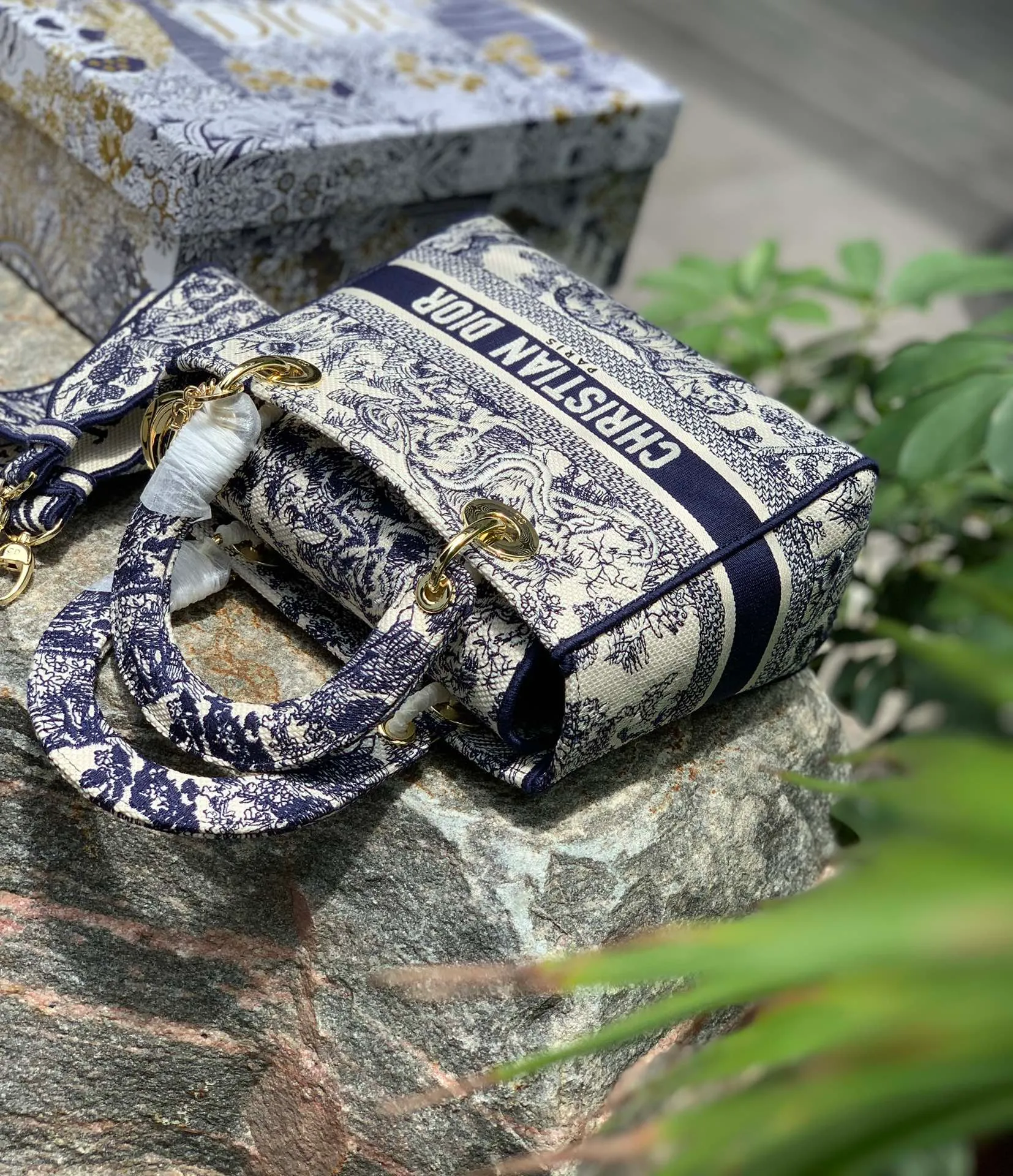 Top upgraded version 💰1800 Size: 24 x 20 x 11 CM blue and white tiger style. Original factory channels! The color, material, weave, and density of the embroidery thread are all identifiable. There is no pressure at all when entering and exiting the counter. You can appreciate its pride through real photos! This embroidered series of Princess Diana bags is simply beautiful to a new level! Breaking the conventional Princess Diana design, the cloth material and high-density embroidery are refreshing. It is elegant and elegant, and the wide shoulder strap is added, practical and beautiful!