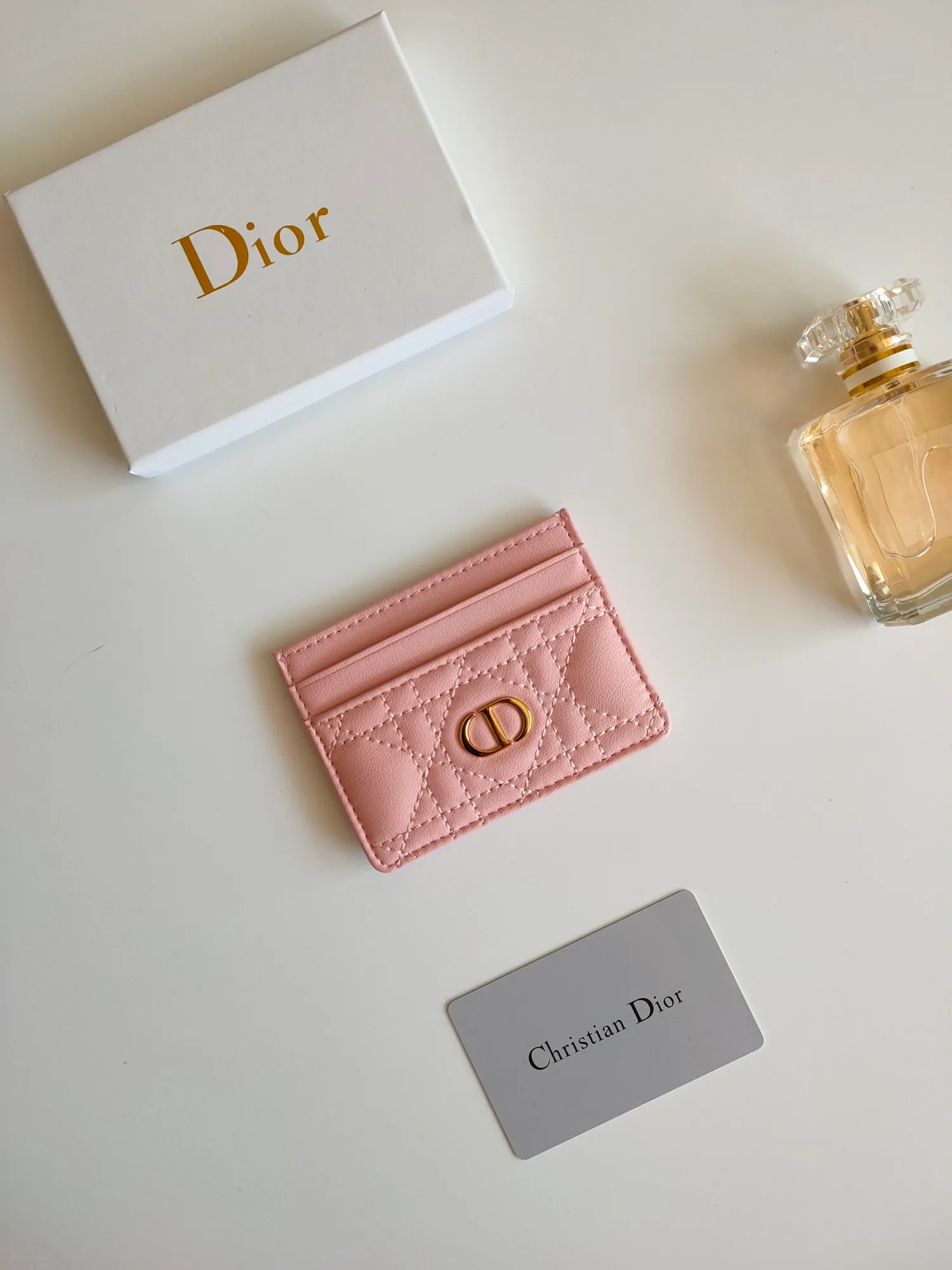 ￥90😍The Dior Caro five-compartment card holder is a new product this season, elegant and practical. Style number: S5130. Carefully crafted from soft cowhide, decorated with cannage pattern topstitching and embellished with the "CD" logo on the front. Elegant and sophisticated, it has five card slots and is suitable for various occasions. Size:10.5*7.5cm